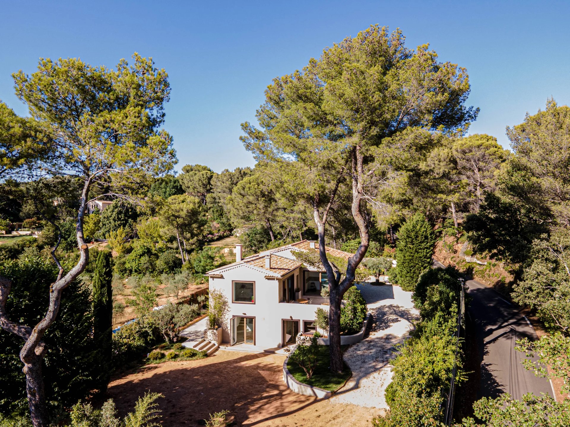 Just 10 minutes from the city center of Aix-en-Provence – in the heart of the highly sought-after and protected natural area of Les Pinchinats., Provence-Alpes-Côte d’Azur – France – BVI81798