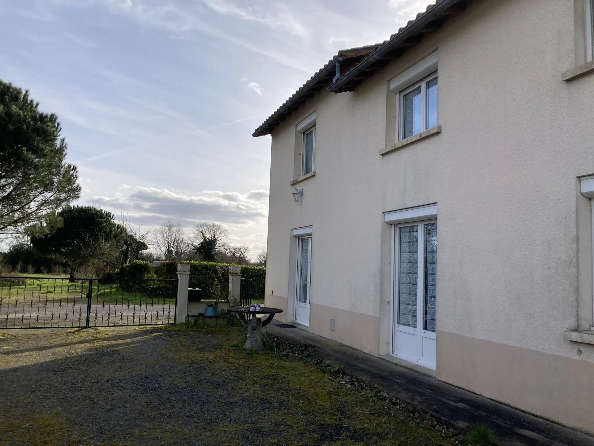 Farm with 11 hectares in pretty hamlet, Poitou-Charentes – France – BVI78960