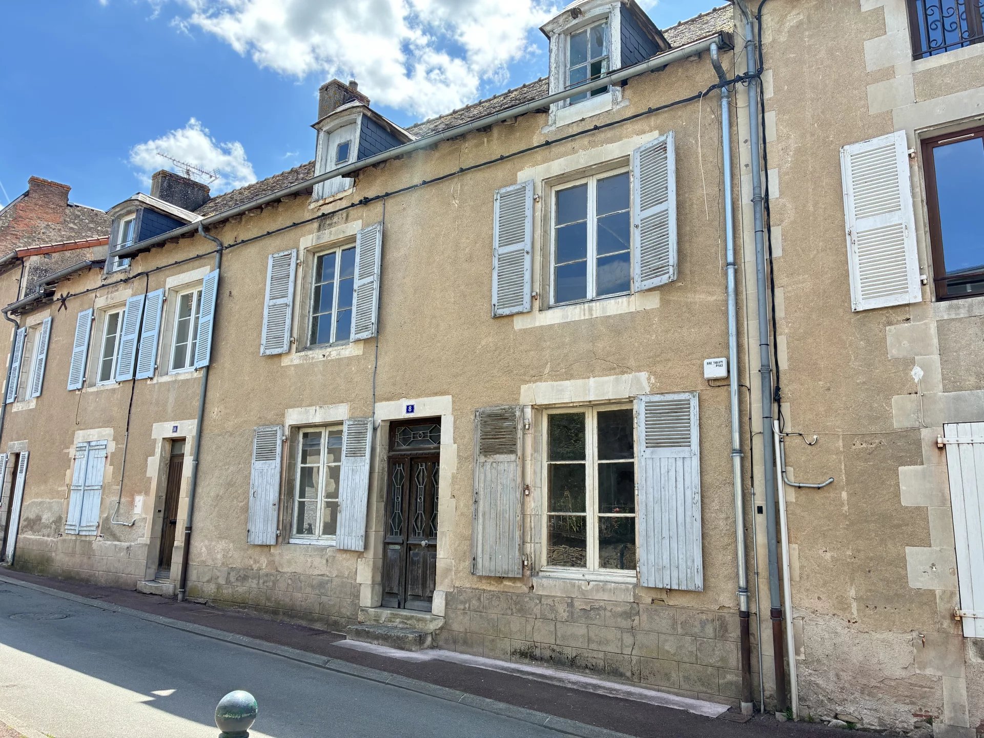 Townhouse to renovate in the heart of Montmorillon, Poitou-Charentes – France – BVI79257