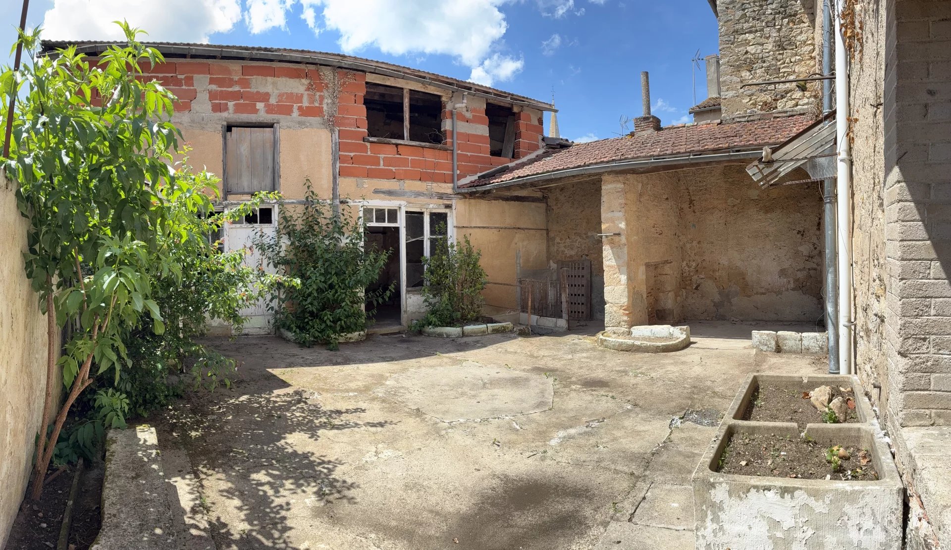 Townhouse to renovate in the heart of Montmorillon, Poitou-Charentes – France – BVI79257