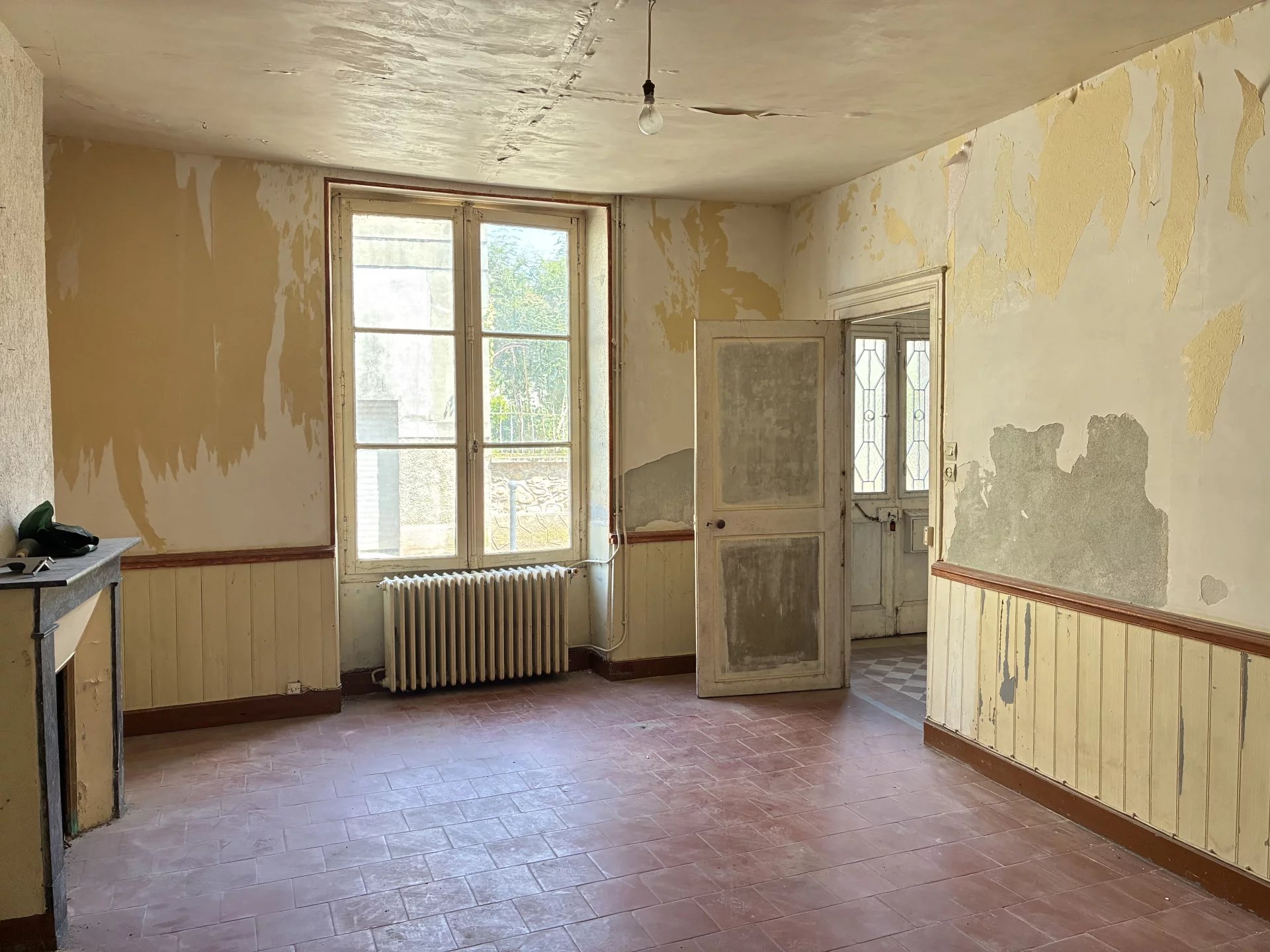 Townhouse to renovate in the heart of Montmorillon, Poitou-Charentes – France – BVI79257