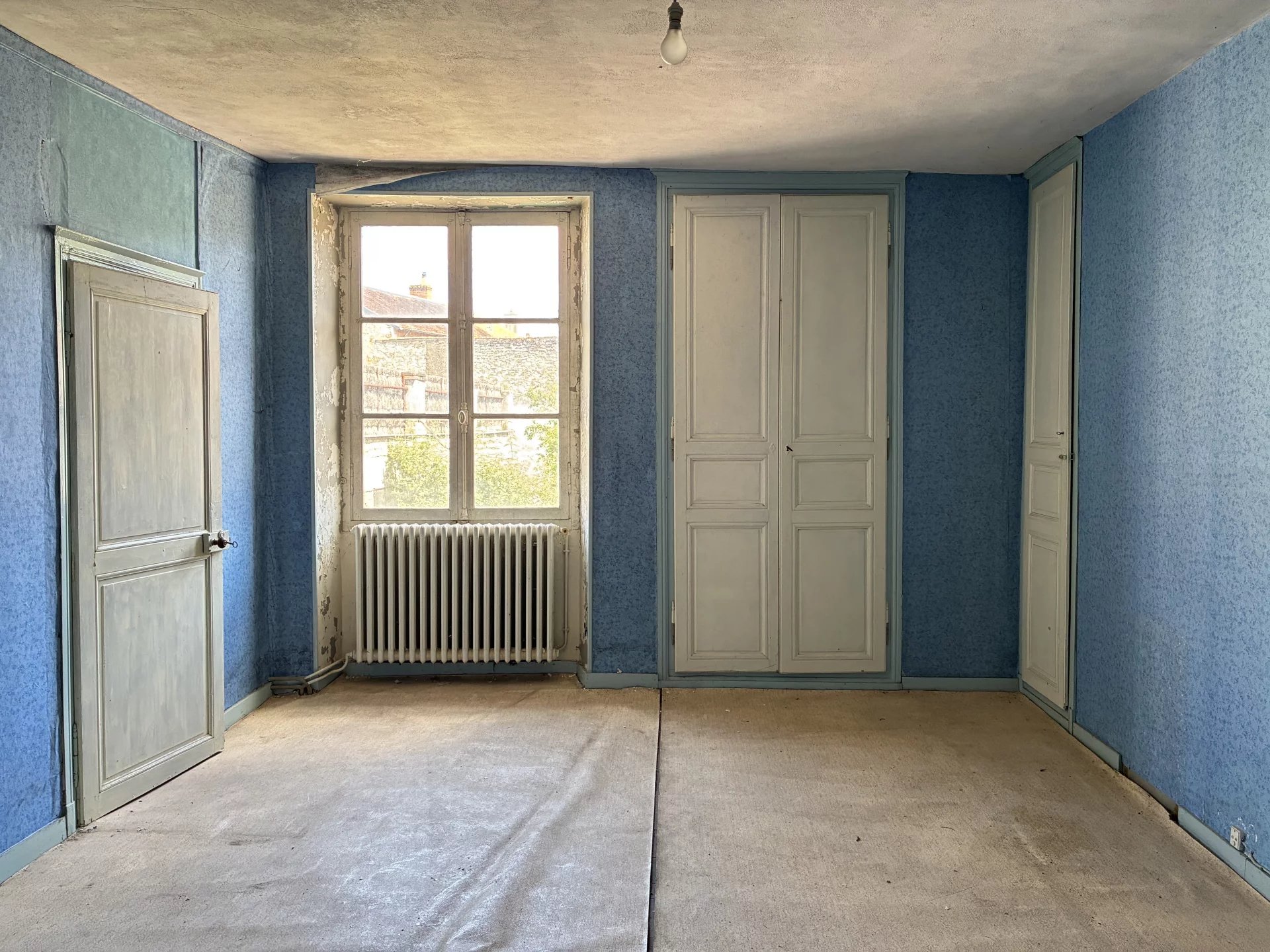 Townhouse to renovate in the heart of Montmorillon, Poitou-Charentes – France – BVI79257