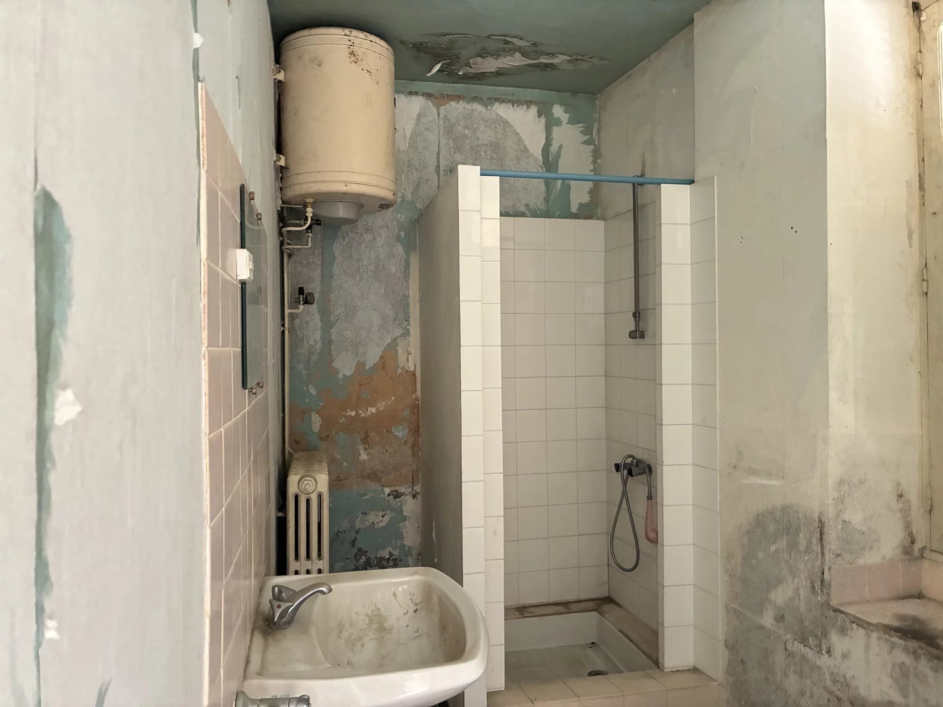 Townhouse to renovate in the heart of Montmorillon, Poitou-Charentes – France – BVI79257