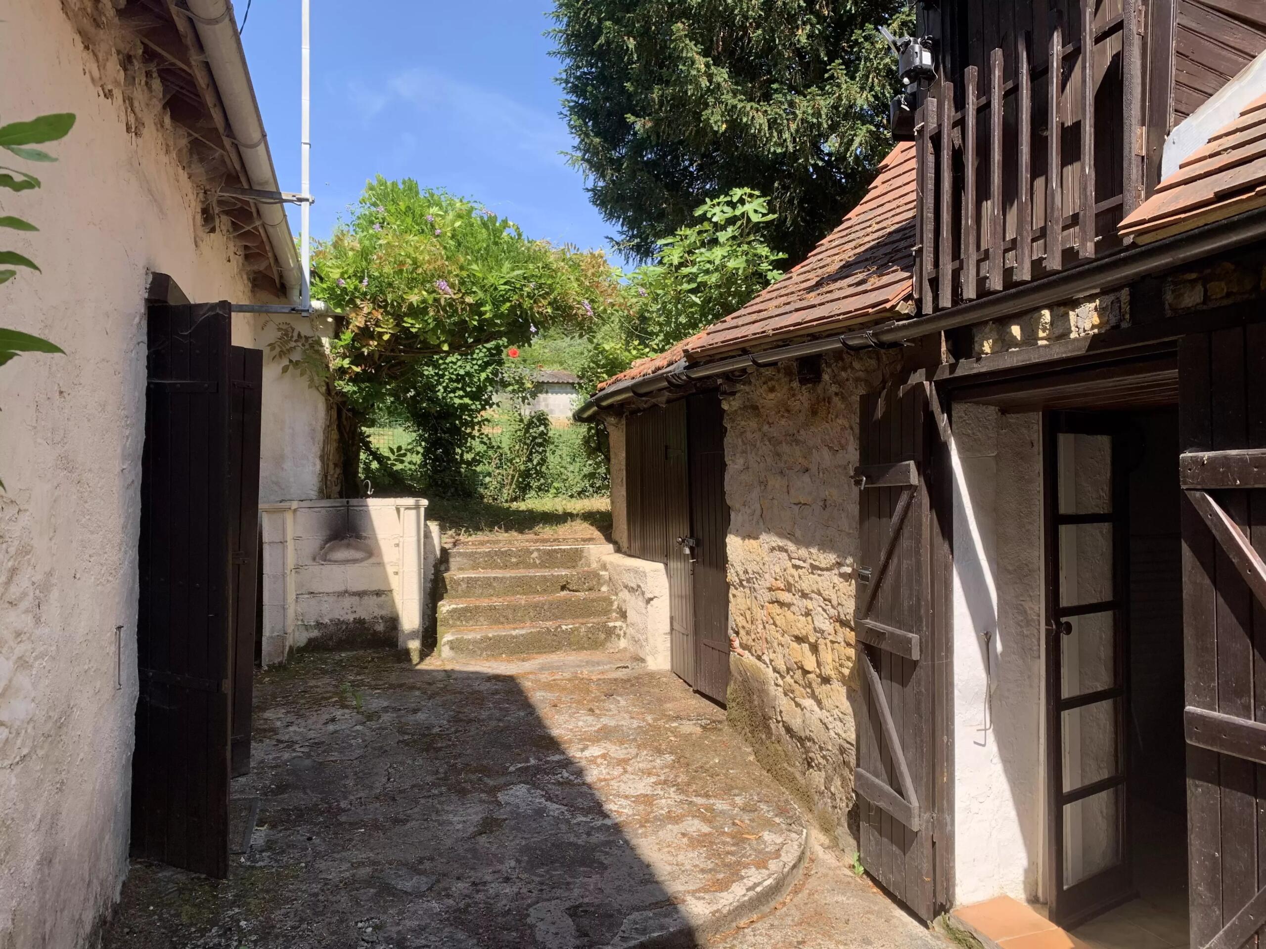 Character Property to Renovate in Peaceful Hamlet Setting, Aquitaine – France – BVI80995