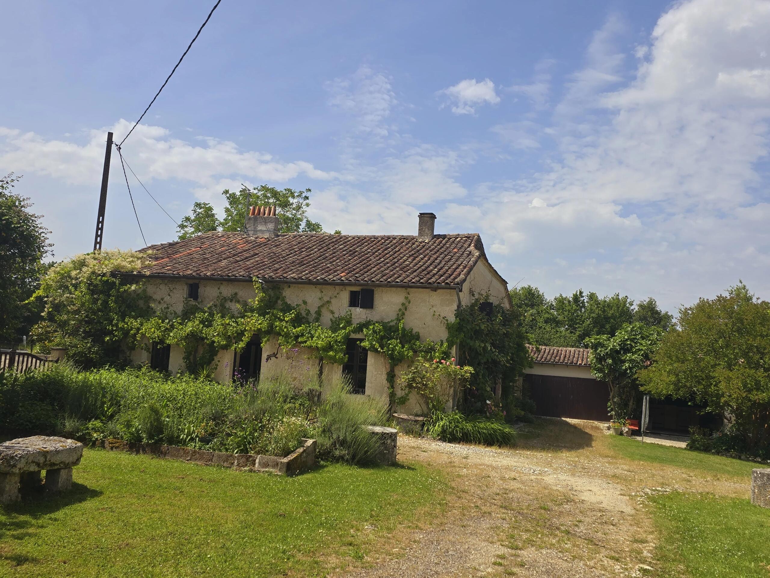 2 houses and outbuildings on 1.7 hectares near Eymet, Aquitaine – France – BVI81431