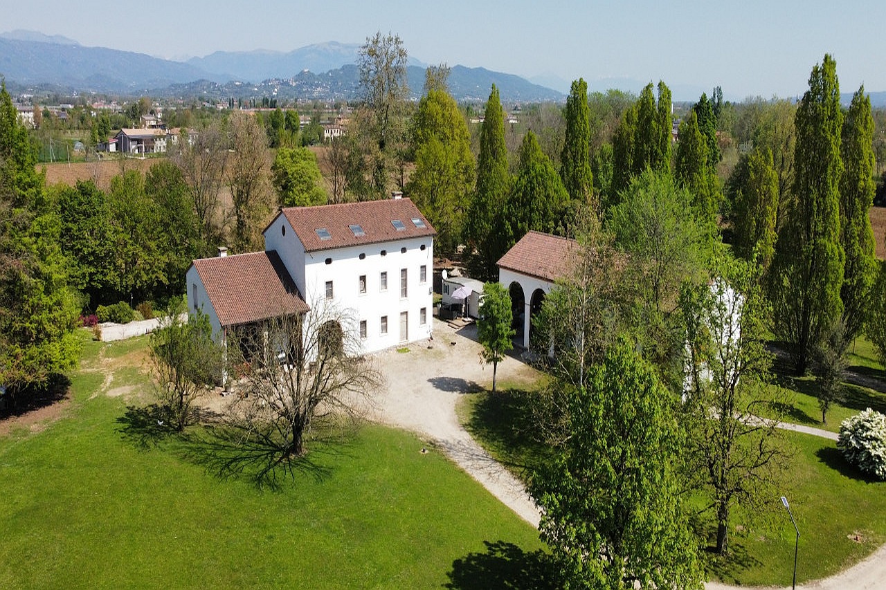 Riese Pio X, the big white house with a green theater and the lake – V003215
