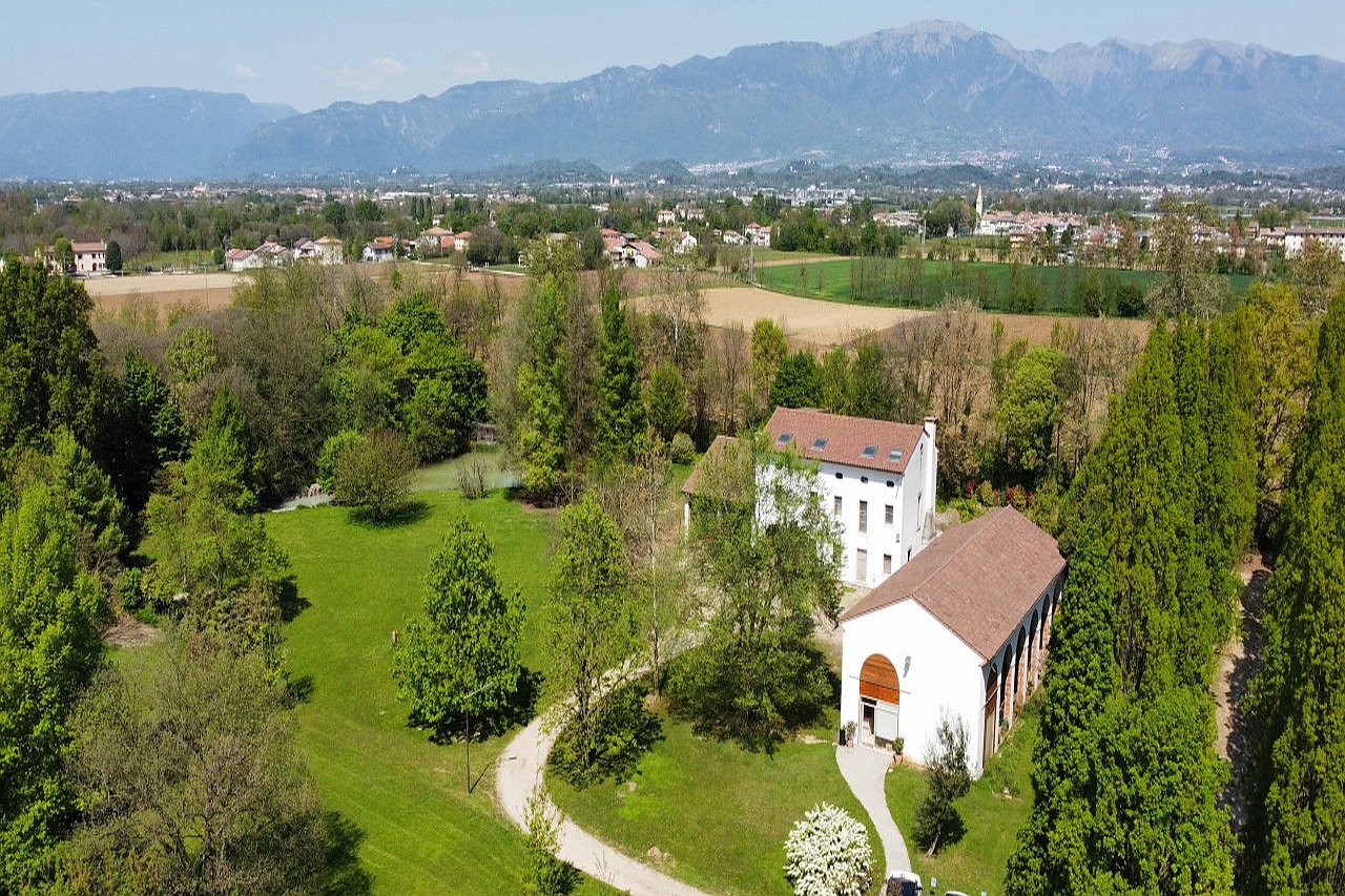 Riese Pio X, the big white house with a green theater and the lake – V003215