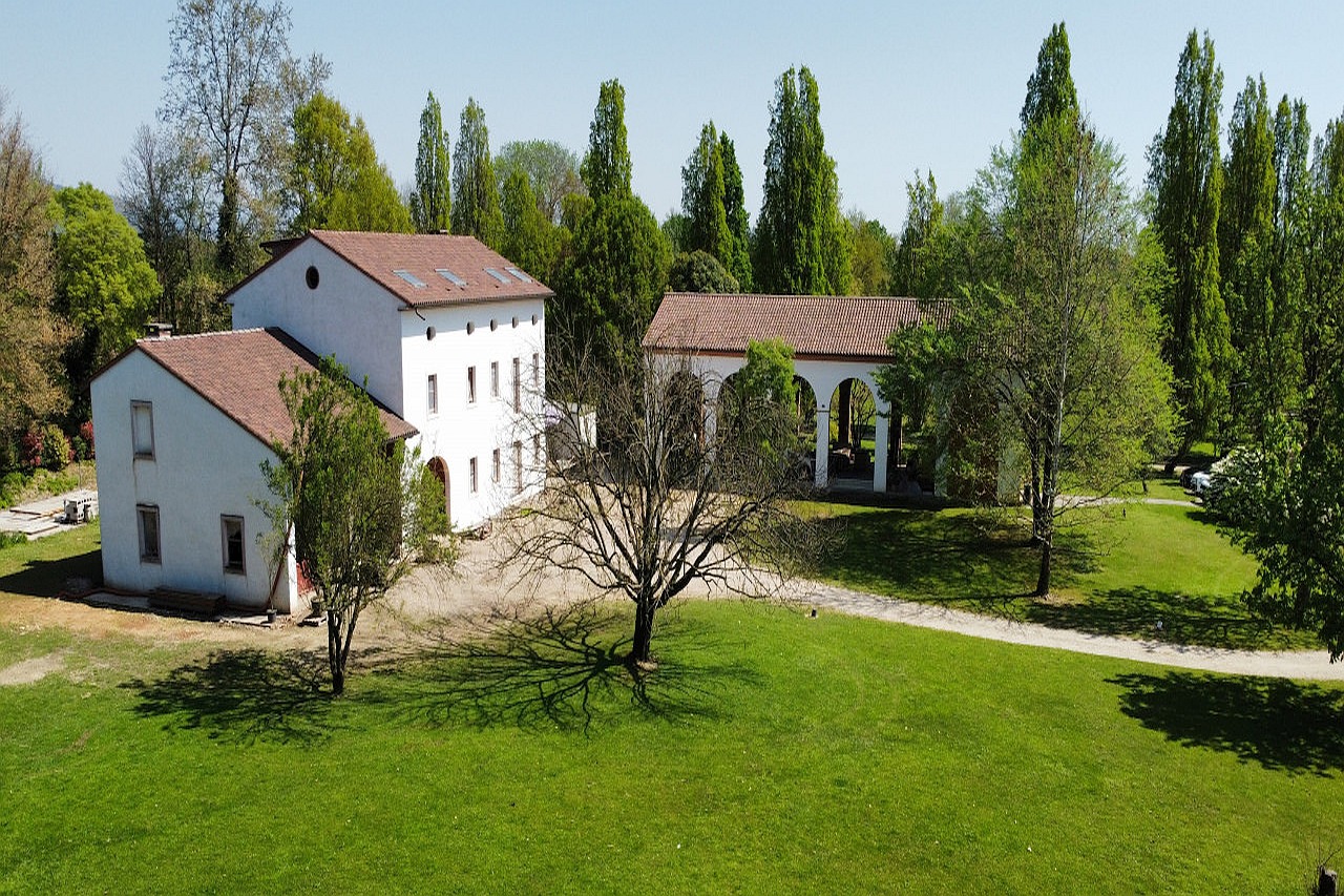 Riese Pio X, the big white house with a green theater and the lake – V003215