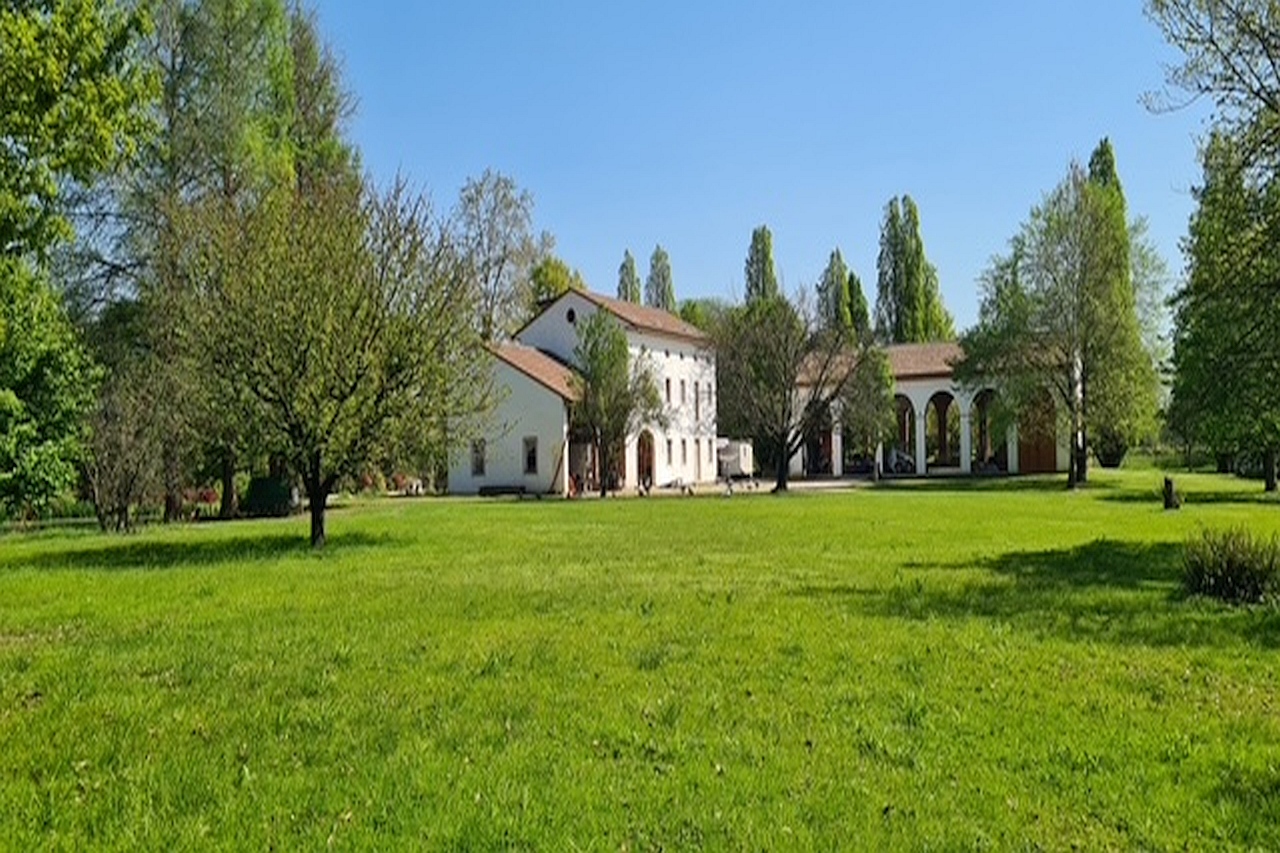 Riese Pio X, the big white house with a green theater and the lake – V003215