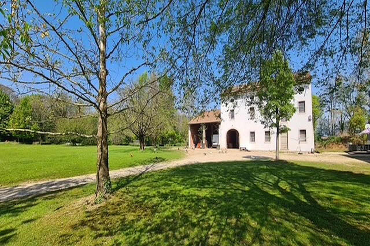 Riese Pio X, the big white house with a green theater and the lake – V003215