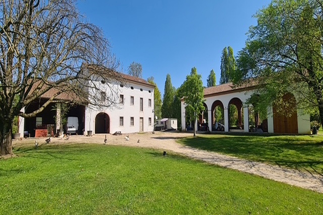 Riese Pio X, the big white house with a green theater and the lake – V003215