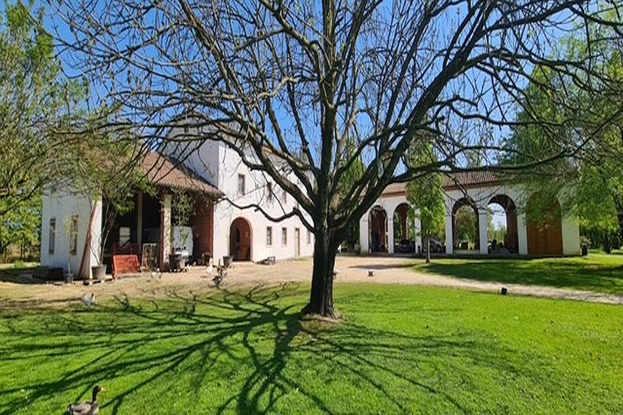 Riese Pio X, the big white house with a green theater and the lake – V003215