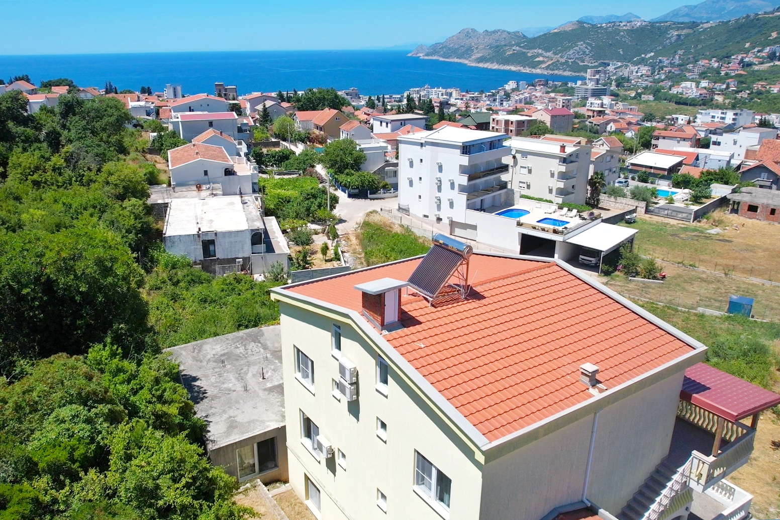 8 bedroom House in Dobre Vode, Montenegro – CMM53054