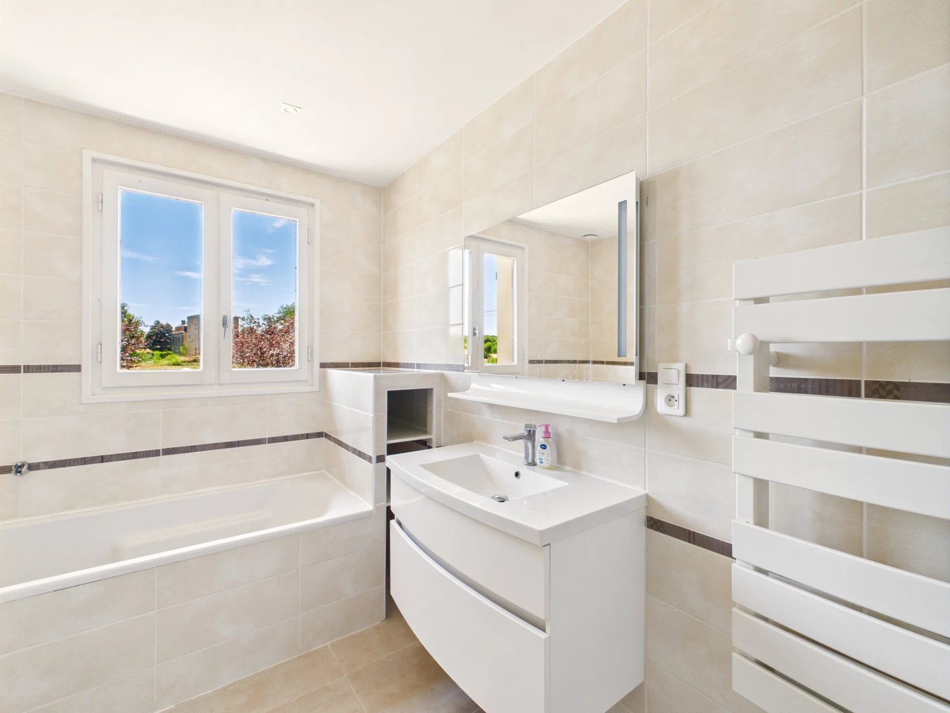 Spacious Family Home – Edge of Village, Aquitaine – France – BVI81712