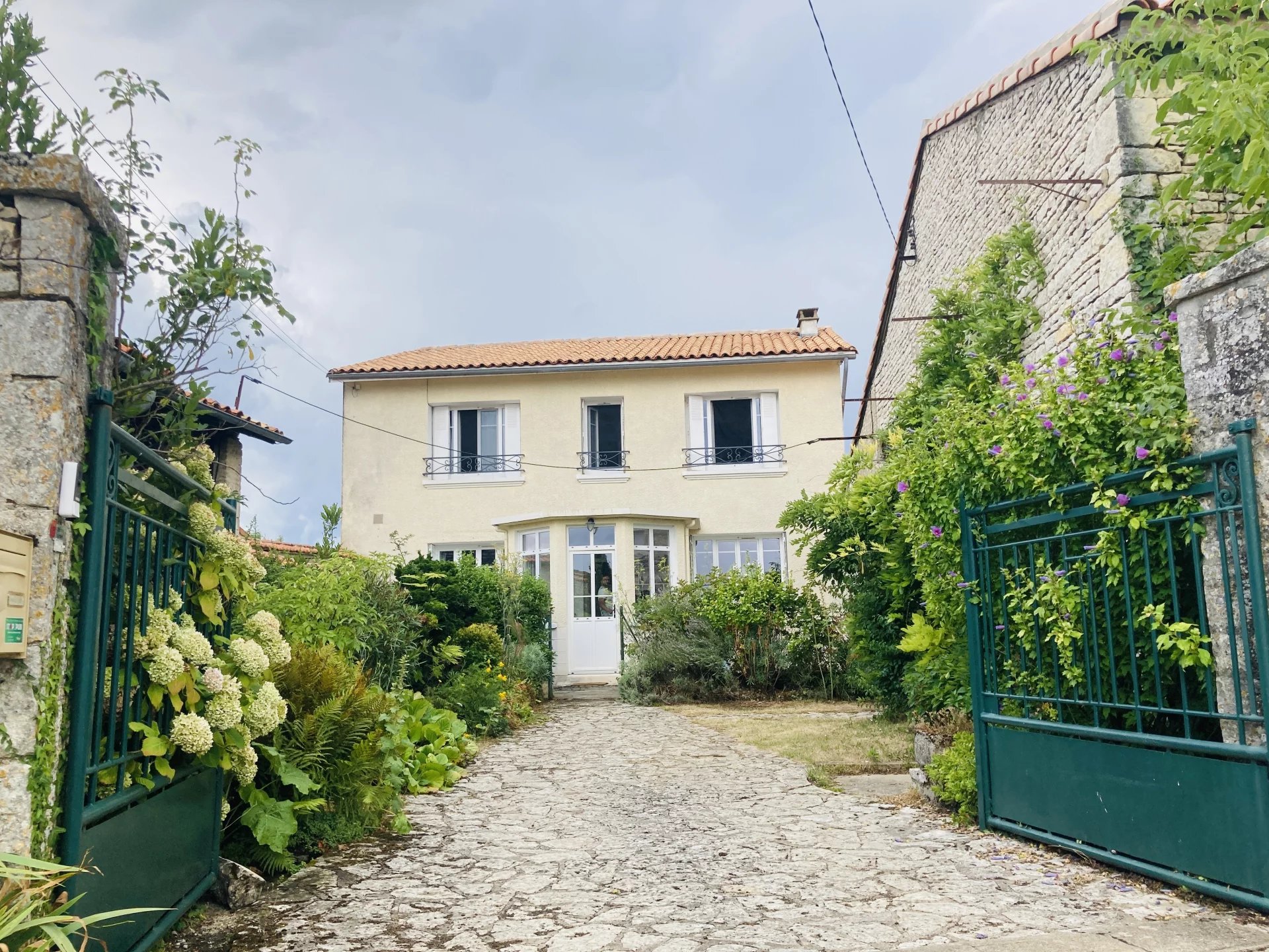 Renovated country house in quiet setting, Aquitaine – France – BVI81987