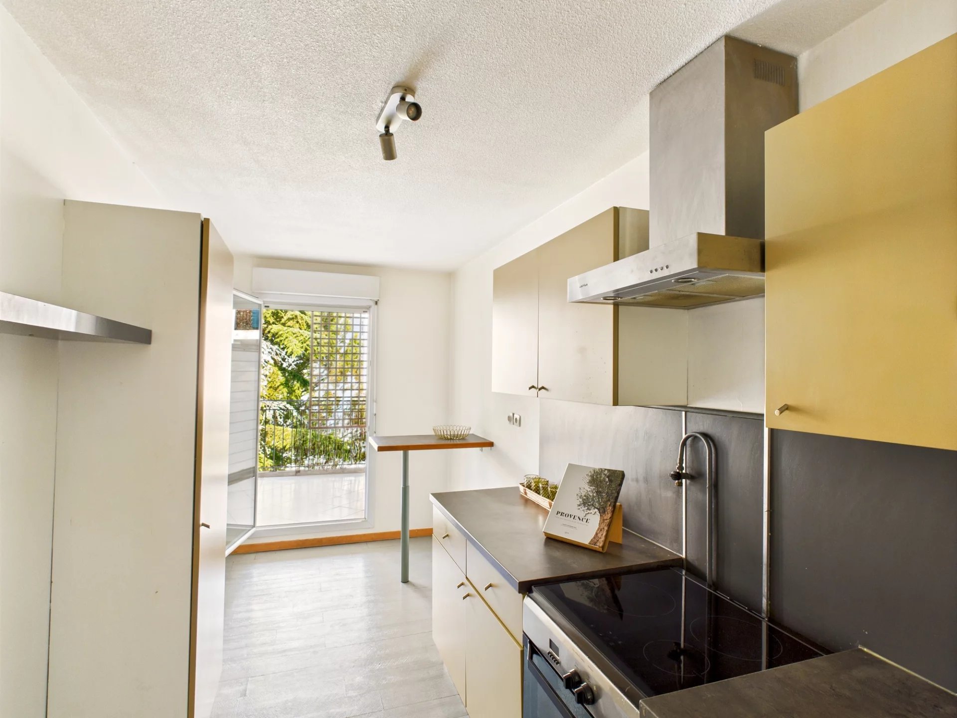 Bright apartment in Aix-en-Provence, 69 m², 3 rooms, Provence-Alpes-Côte d’Azur – France – BVI81509