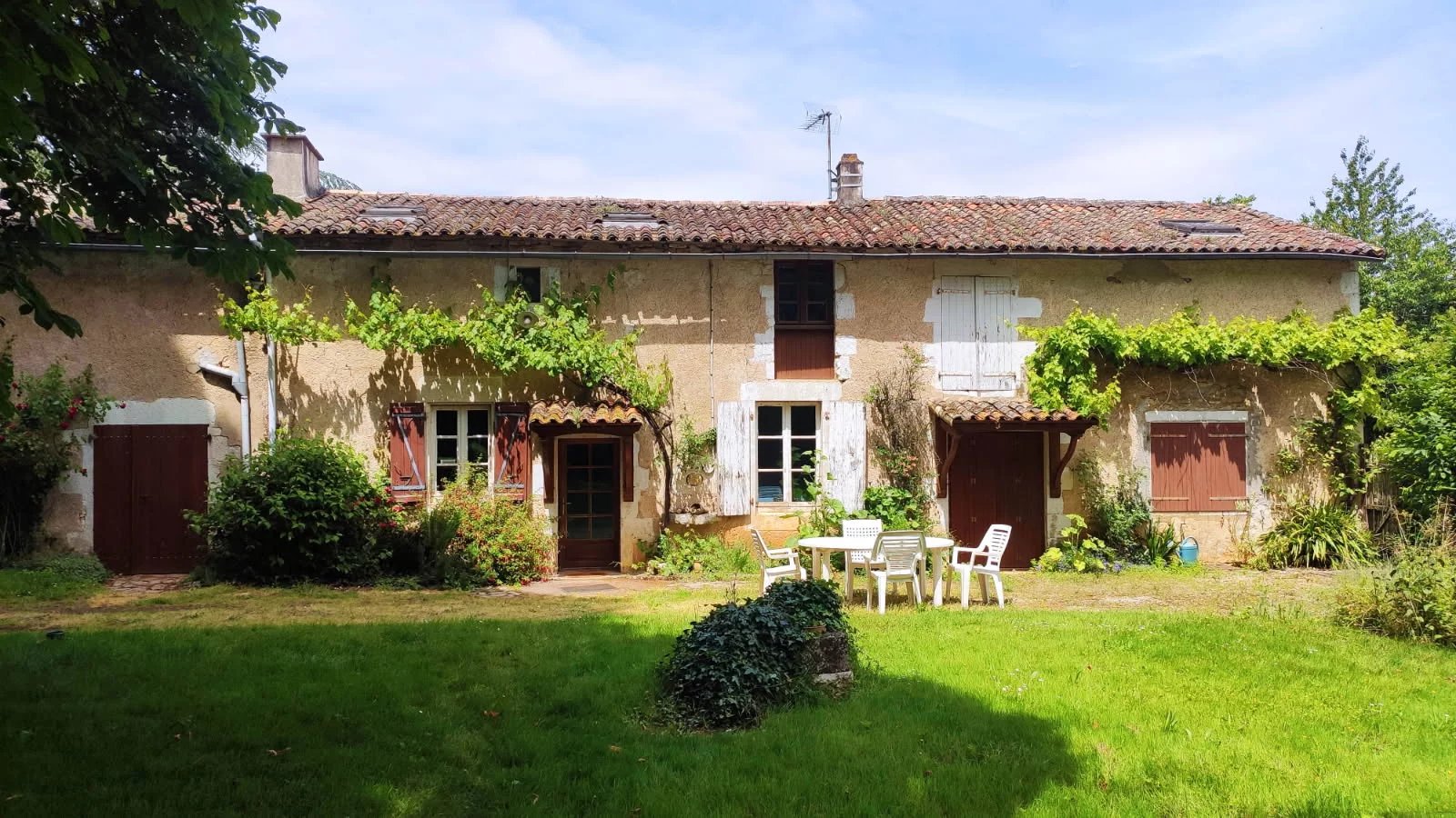 Beautiful 4-Bedroom Stone Property in a Tranquil Neighbourhood, Poitou-Charentes – France – BVI81013