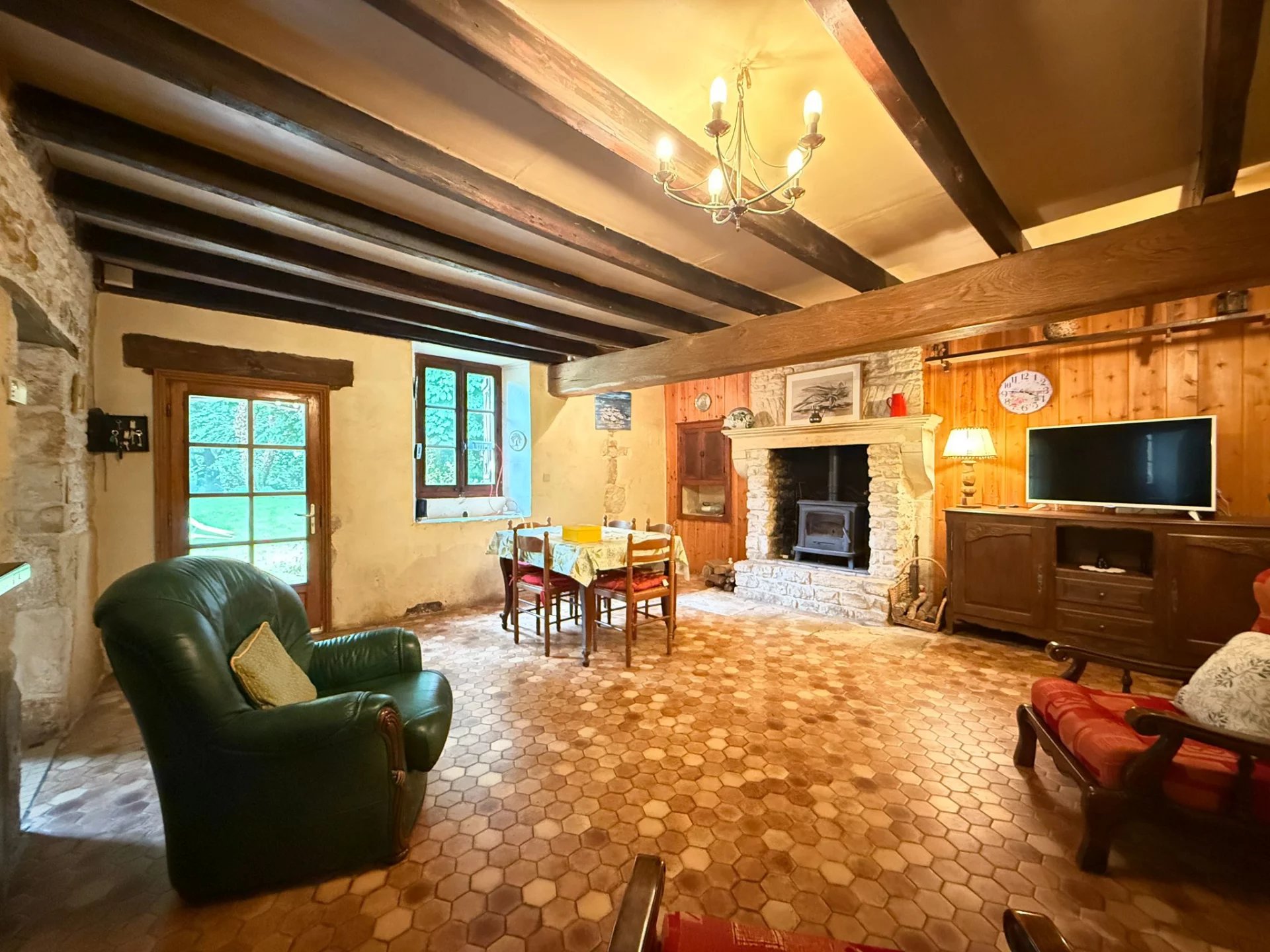 Beautiful 4-Bedroom Stone Property in a Tranquil Neighbourhood, Poitou-Charentes – France – BVI81013