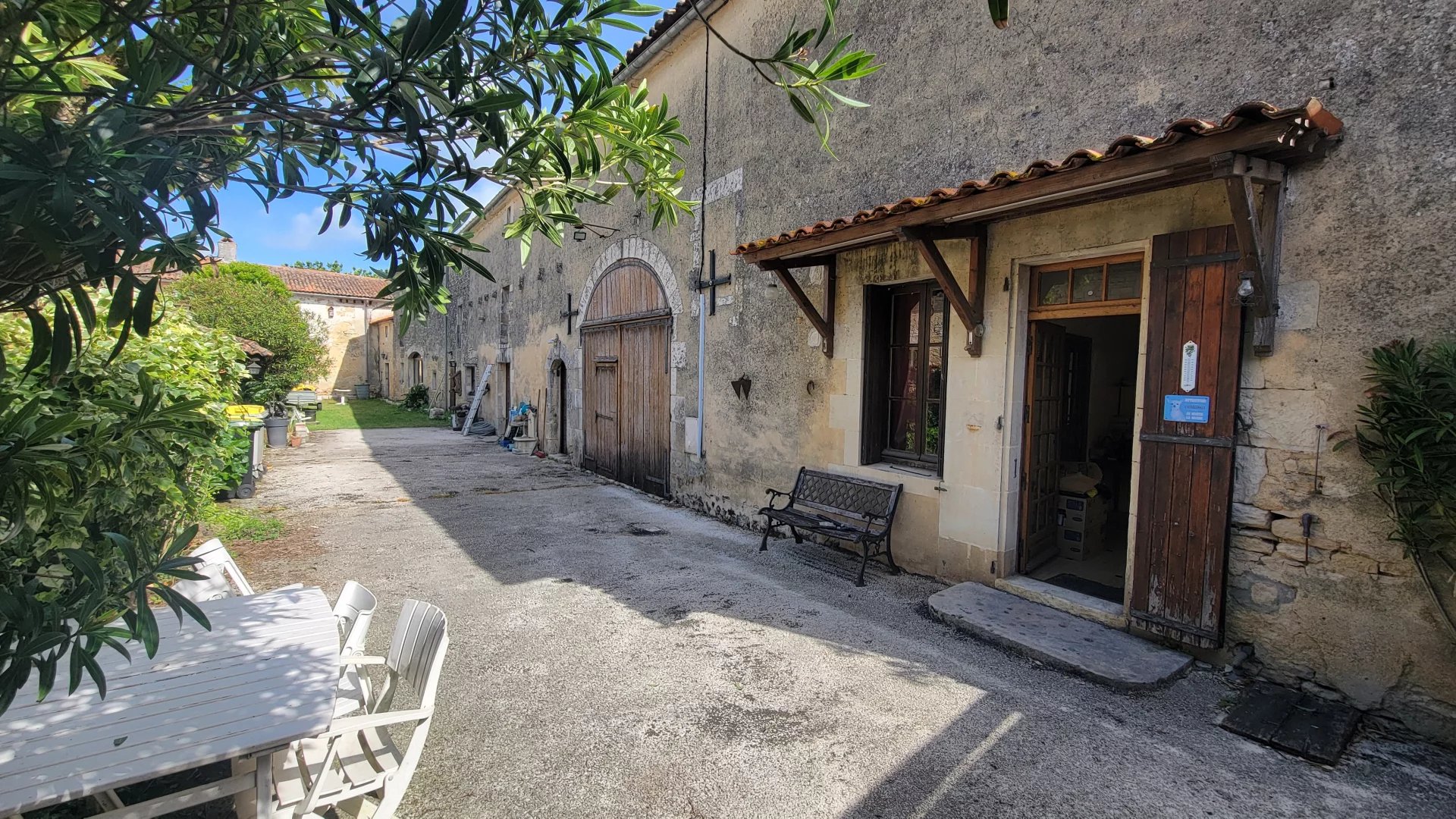 Property offering two houses and outbuildings, set in 1270 m² of land, Poitou-Charentes – France – BVI81872