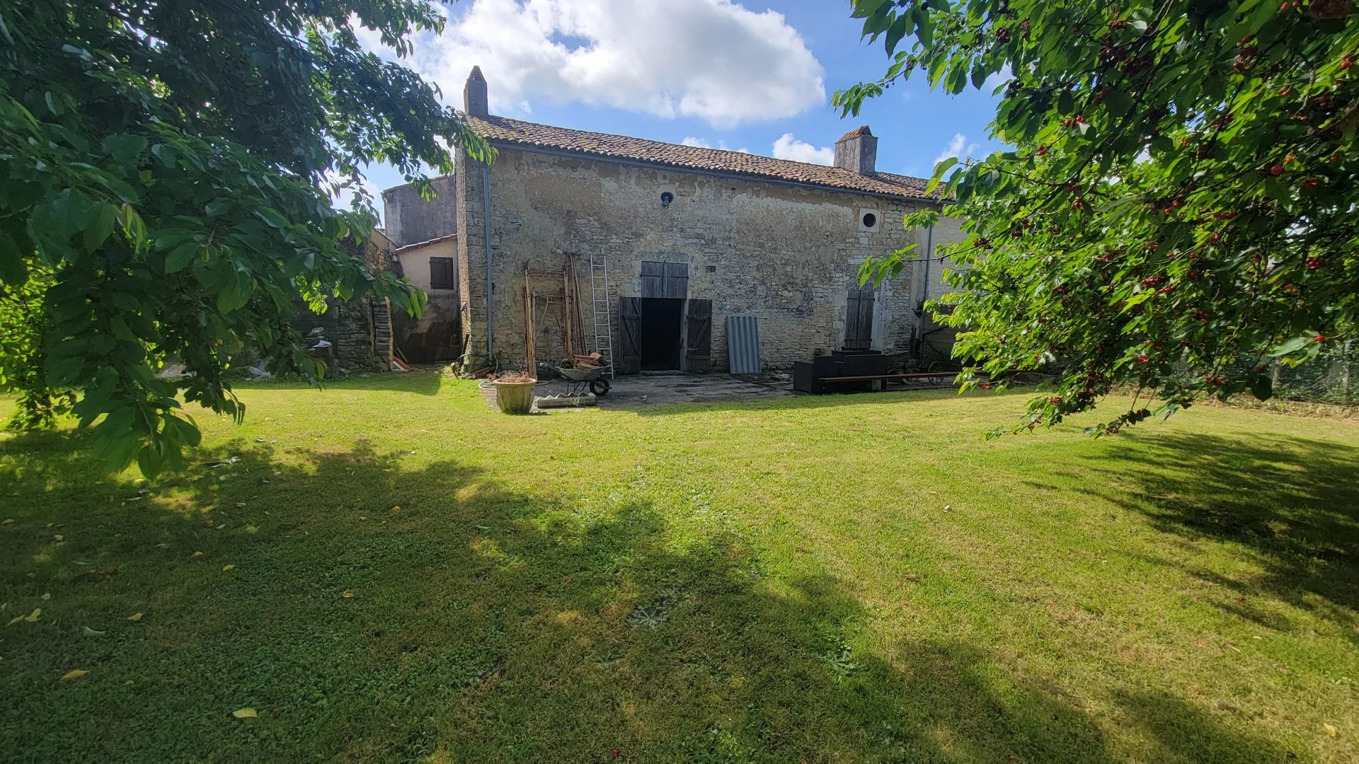Property offering two houses and outbuildings, set in 1270 m² of land, Poitou-Charentes – France – BVI81872