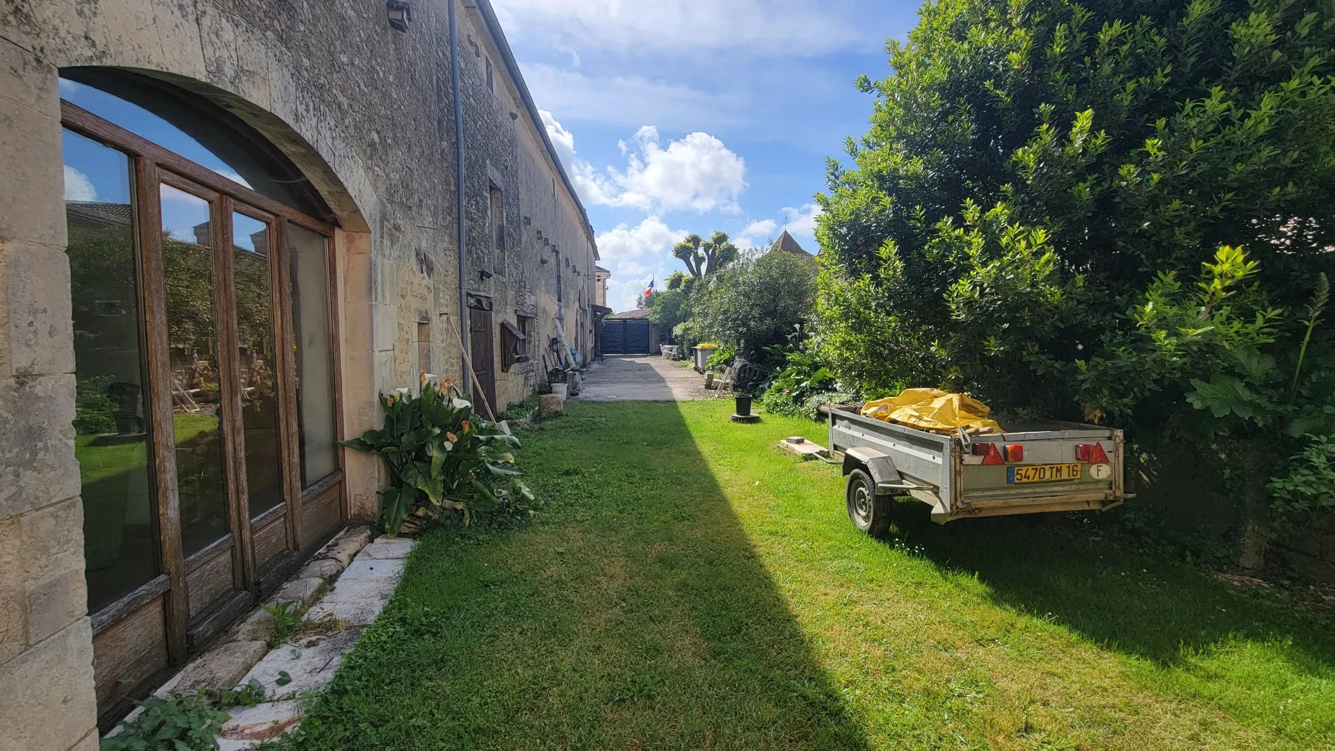 Property offering two houses and outbuildings, set in 1270 m² of land, Poitou-Charentes – France – BVI81872