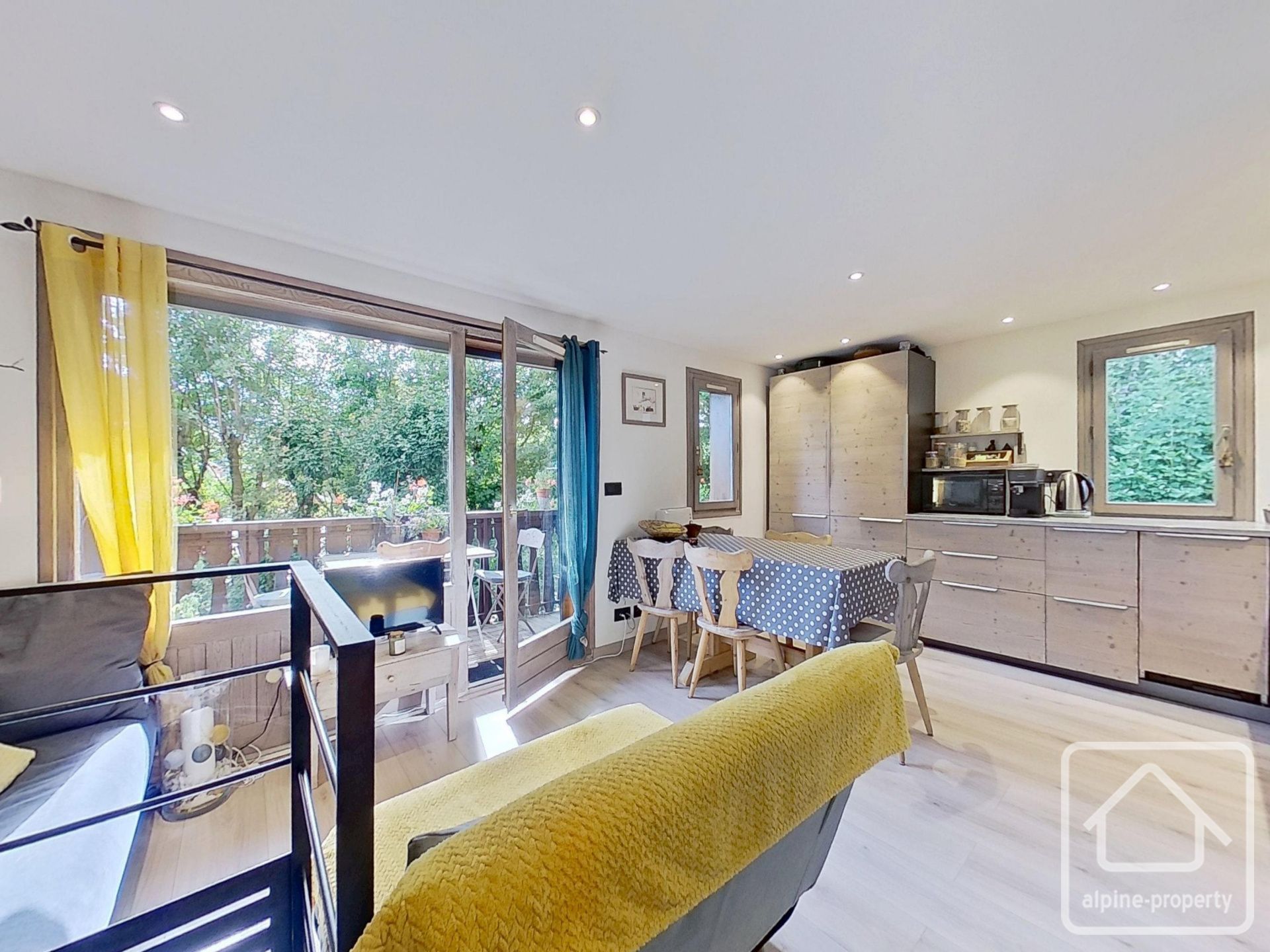 Renovated 2-bedroom Apartment Located In The Resort Centre, Sold With A Garage And A Storage Cellar. – APPTCRISTALSERV