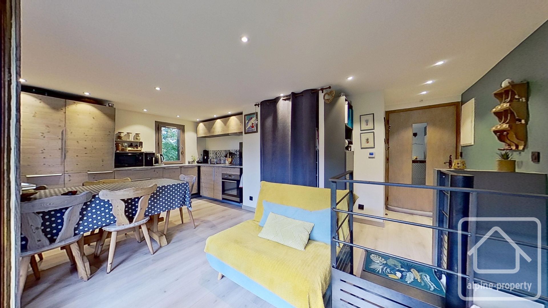 Renovated 2-bedroom Apartment Located In The Resort Centre, Sold With A Garage And A Storage Cellar. – APPTCRISTALSERV