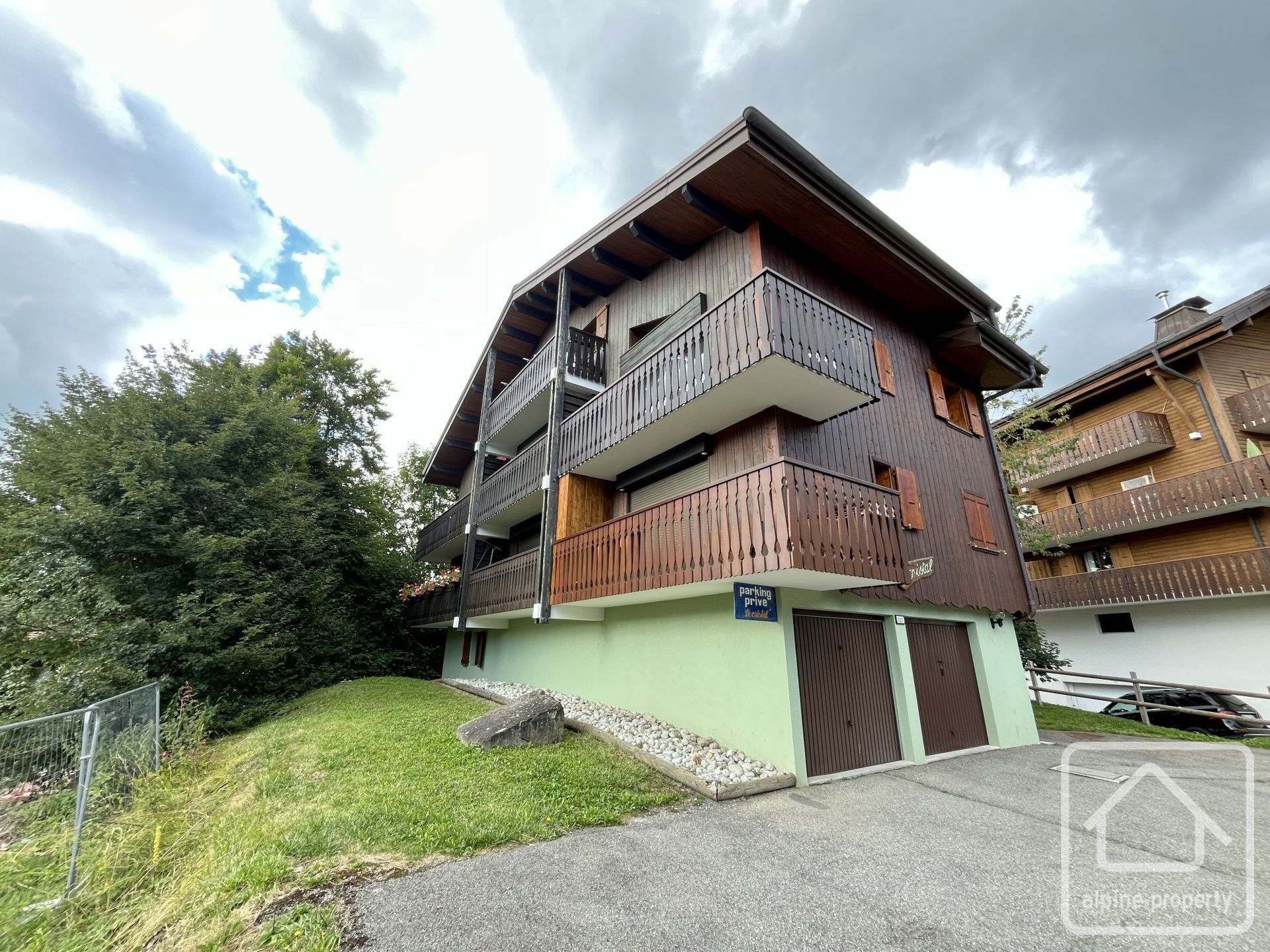 Renovated 2-bedroom Apartment Located In The Resort Centre, Sold With A Garage And A Storage Cellar. – APPTCRISTALSERV