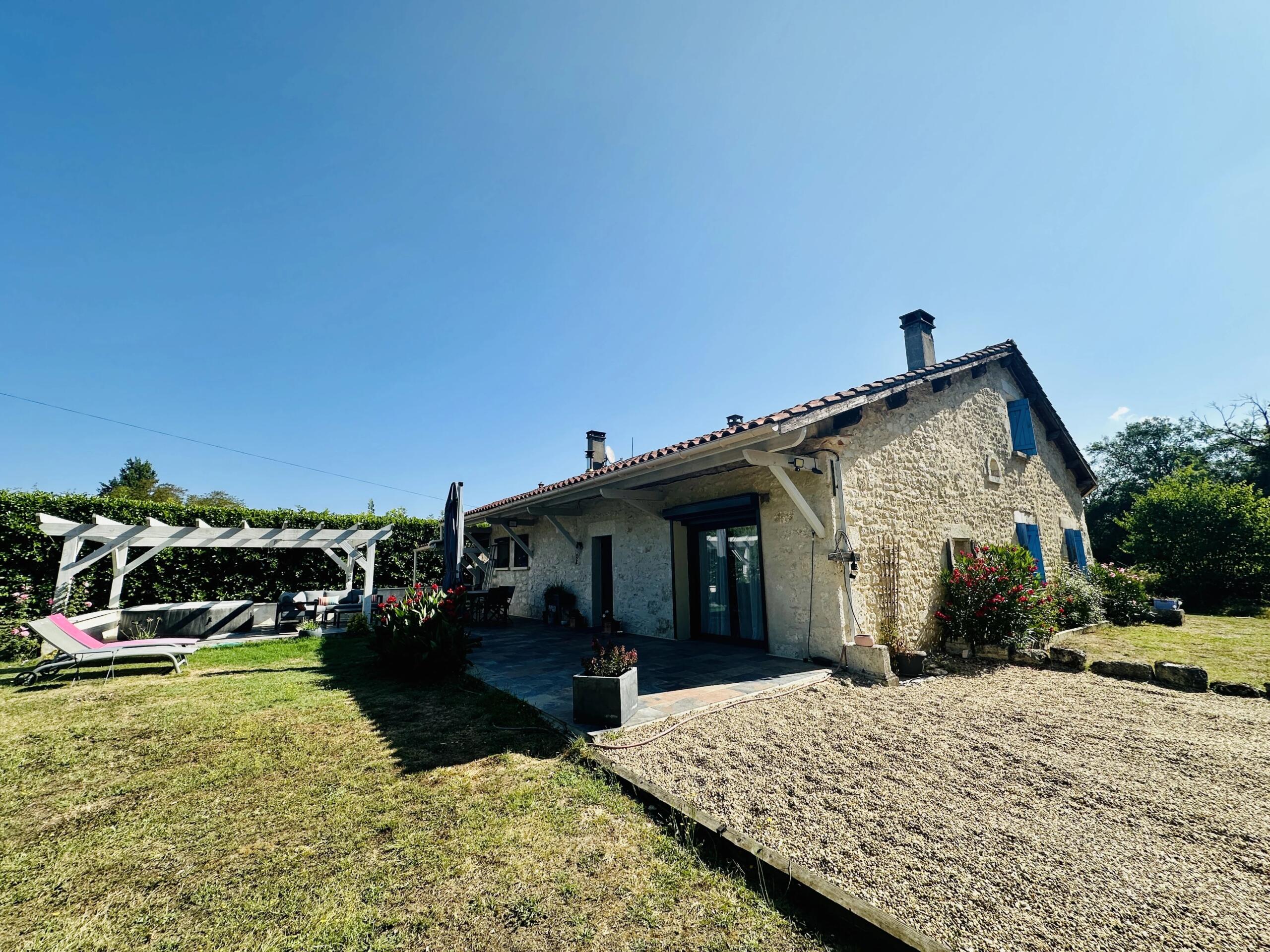 Stone 2 bedroom house with office, mezzanine, garage and outbuilding, Aquitaine – France – BVI81417