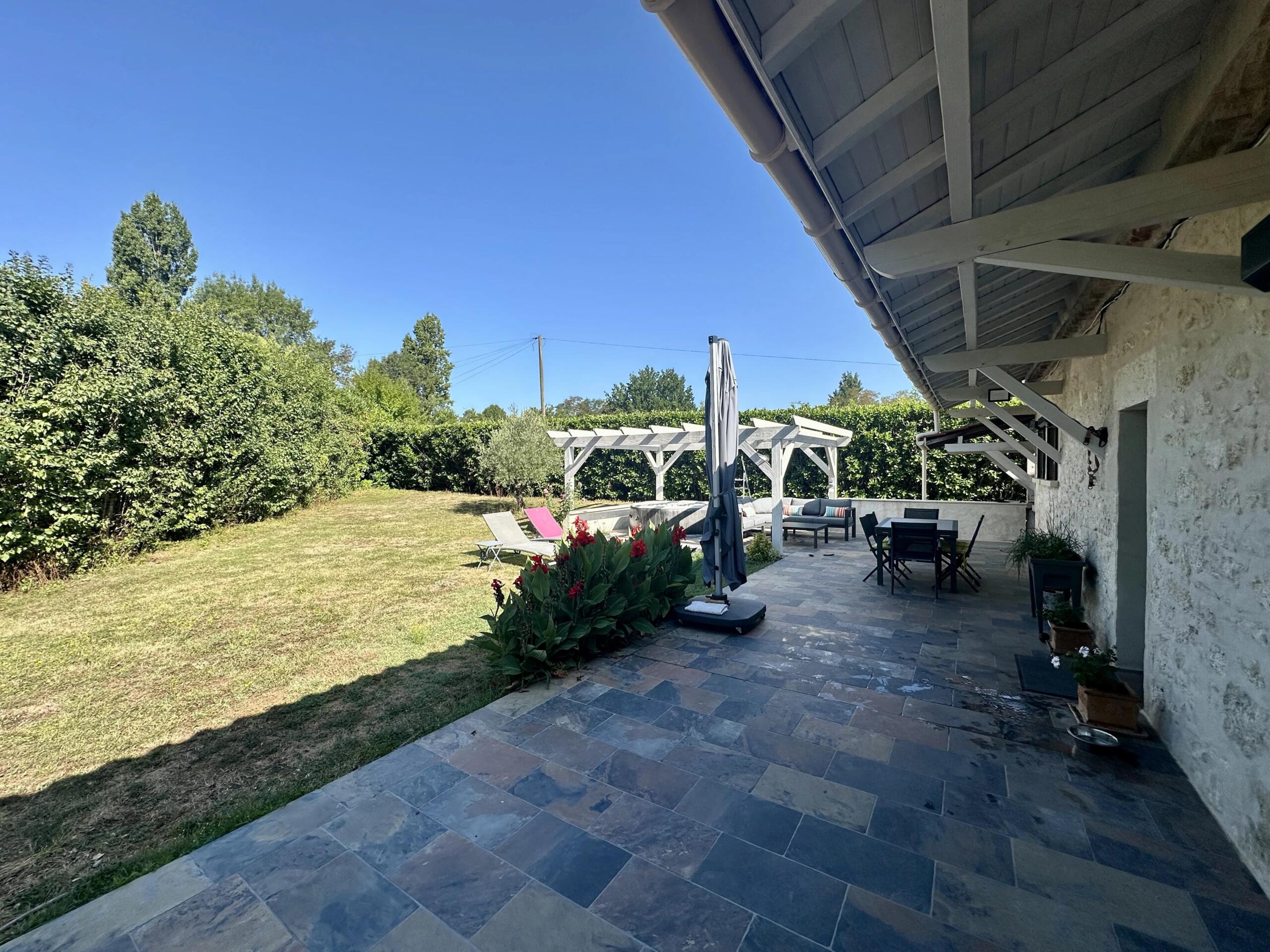 Stone 2 bedroom house with office, mezzanine, garage and outbuilding, Aquitaine – France – BVI81417