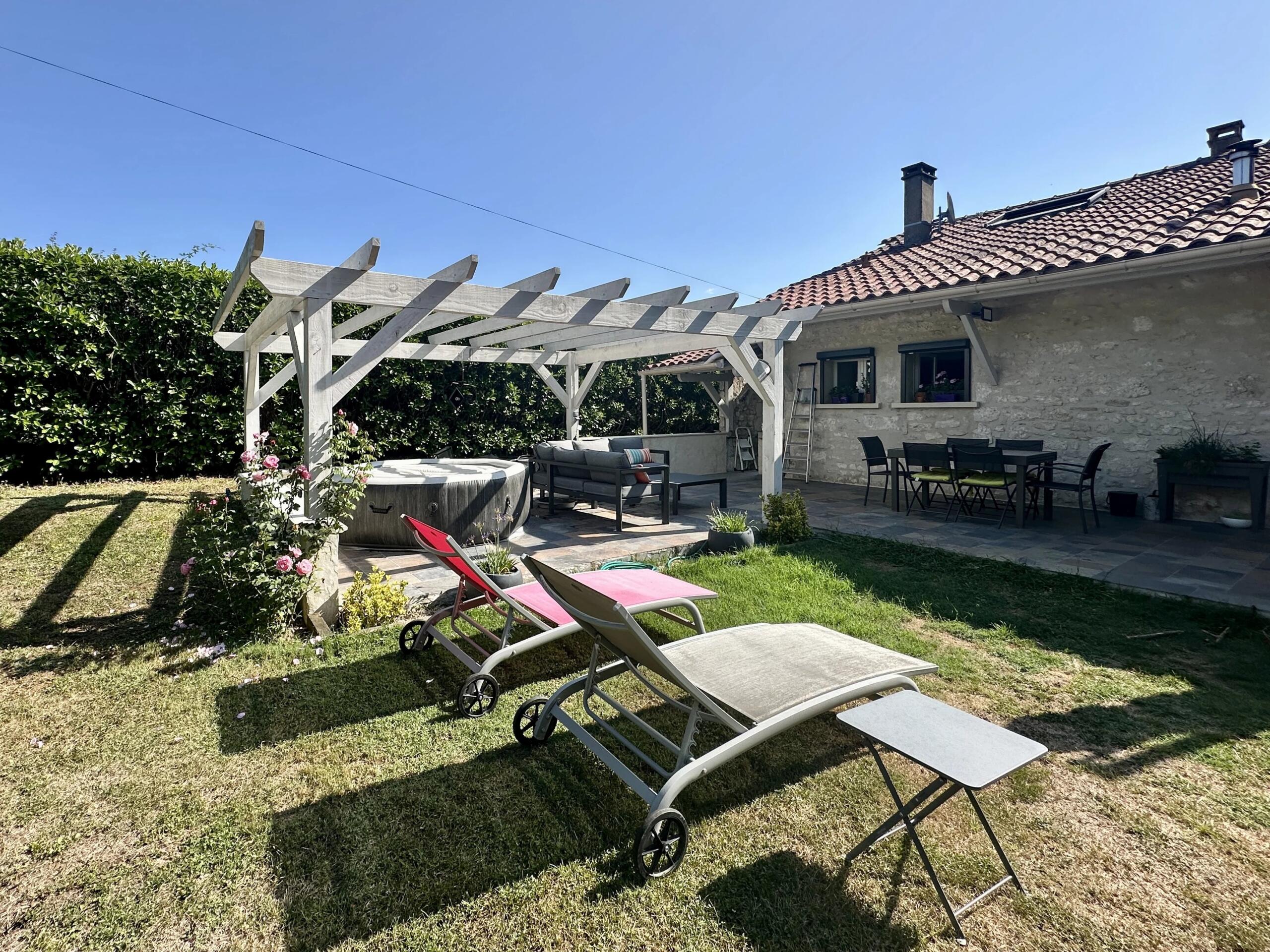 Stone 2 bedroom house with office, mezzanine, garage and outbuilding, Aquitaine – France – BVI81417