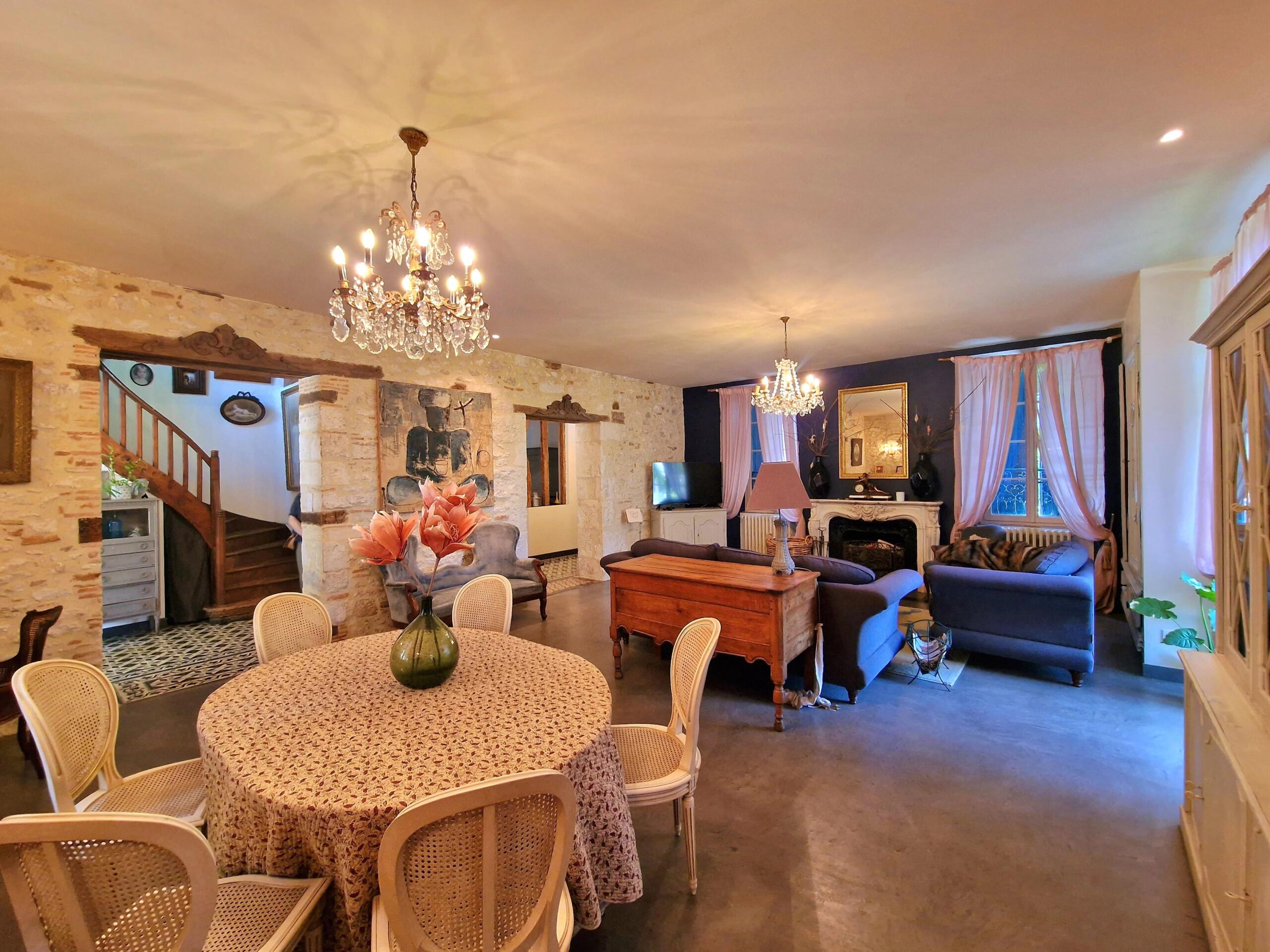 Magnificent property in the heart of a lively bastide town, Aquitaine – France – BVI68182