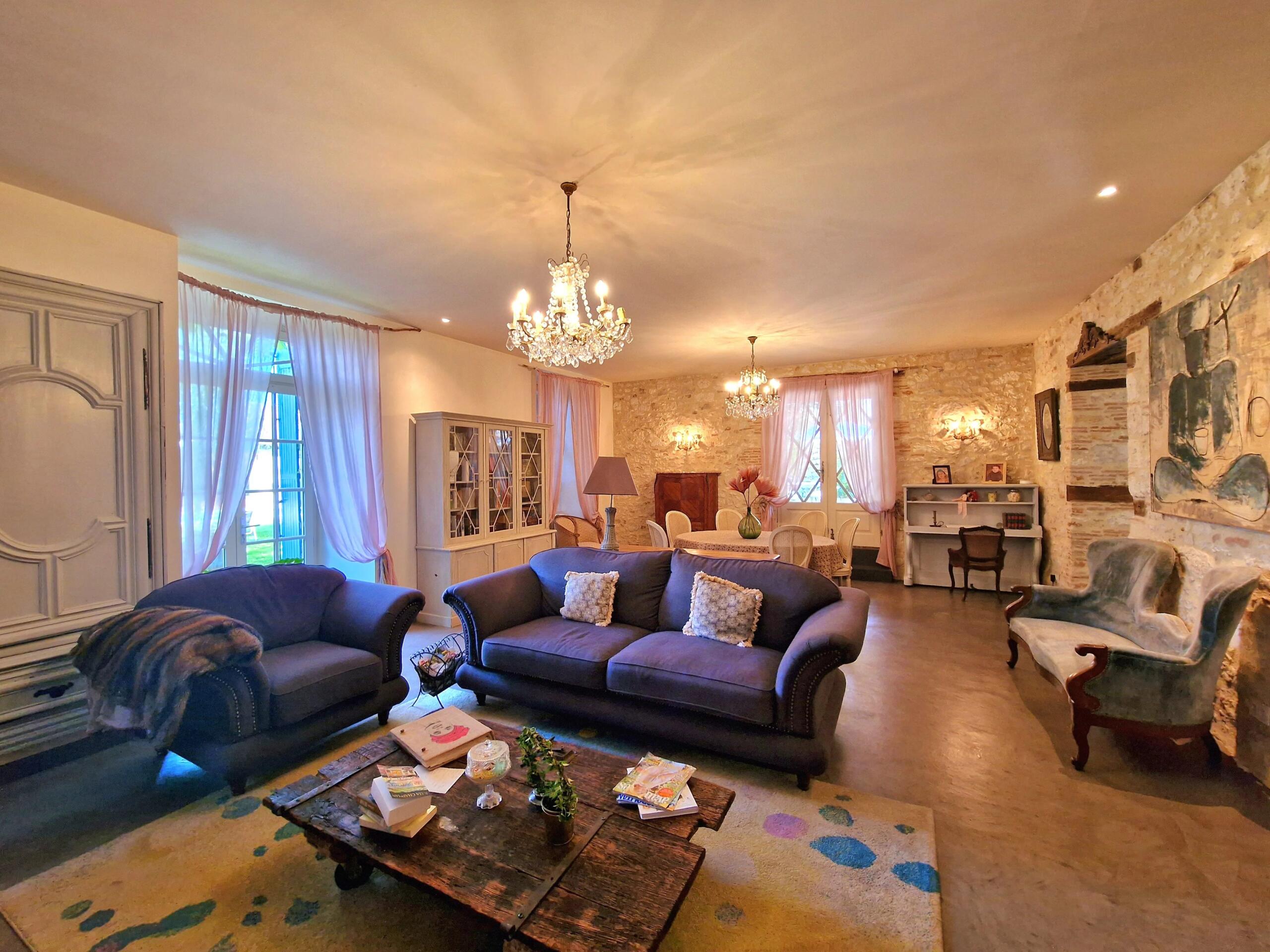 Magnificent property in the heart of a lively bastide town, Aquitaine – France – BVI68182