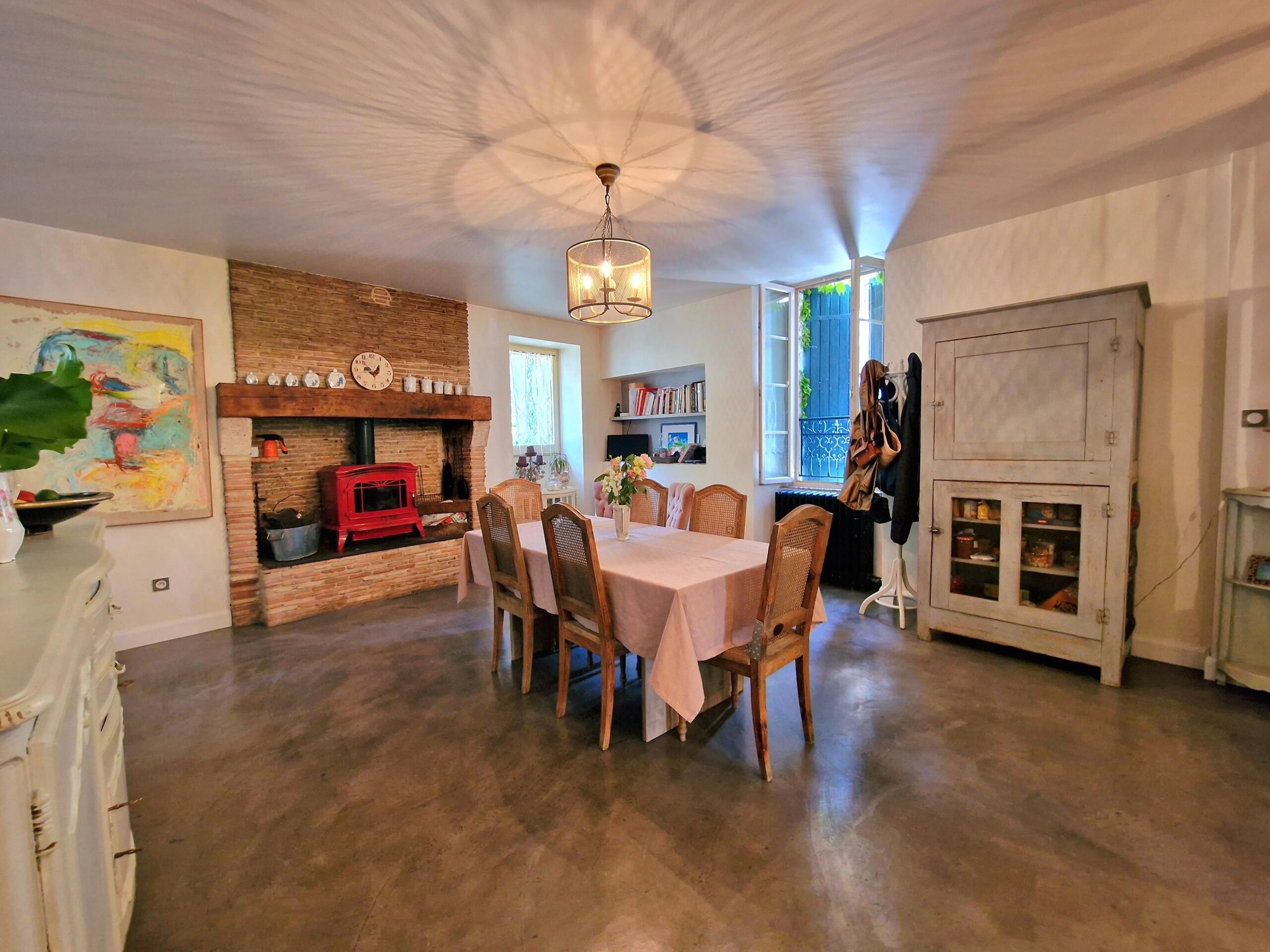 Magnificent property in the heart of a lively bastide town, Aquitaine – France – BVI68182