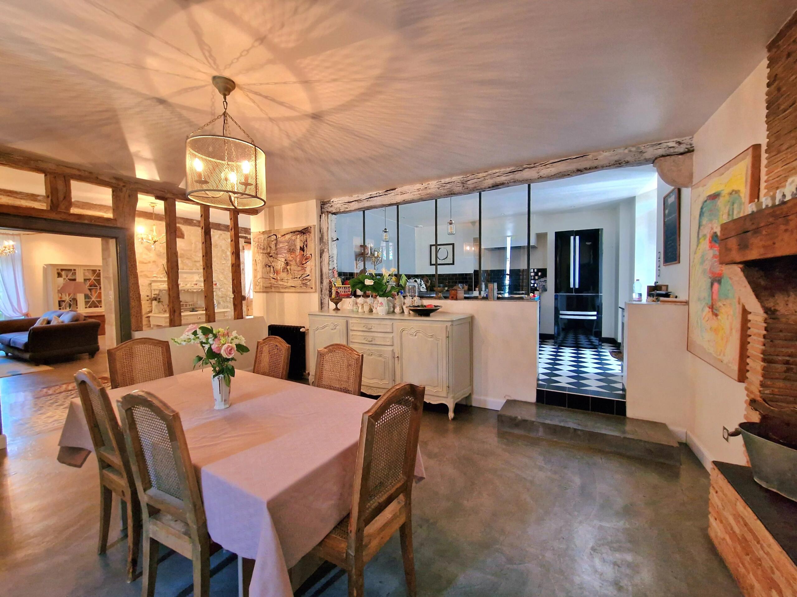 Magnificent property in the heart of a lively bastide town, Aquitaine – France – BVI68182