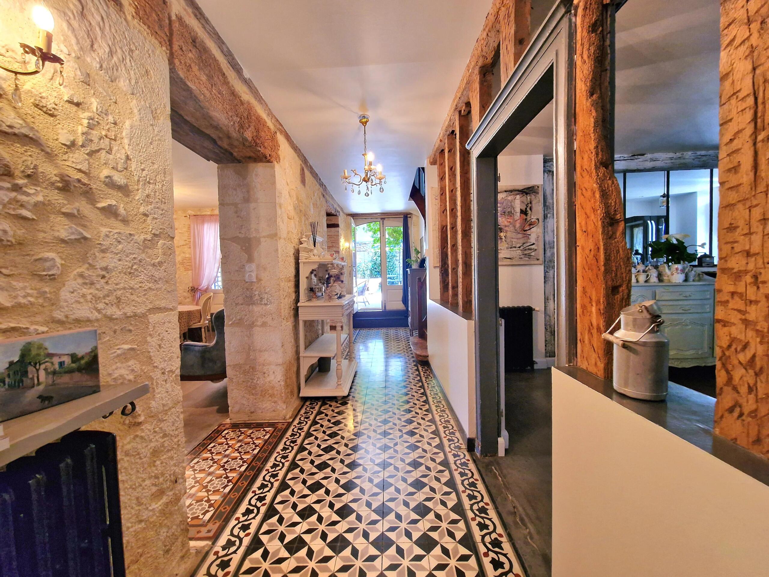 Magnificent property in the heart of a lively bastide town, Aquitaine – France – BVI68182