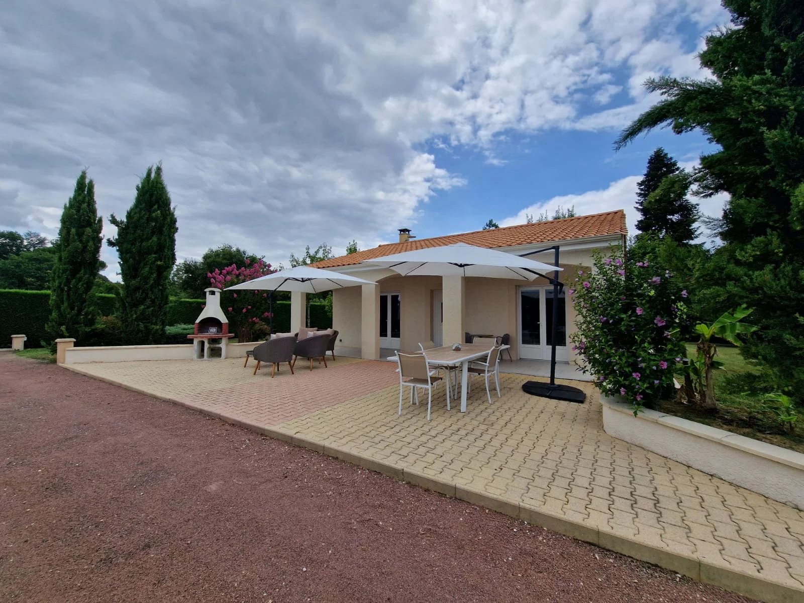 Immaculate 2-Bedroom Home on the Edge of a Thriving Market Town, Aquitaine – France – BVI78535