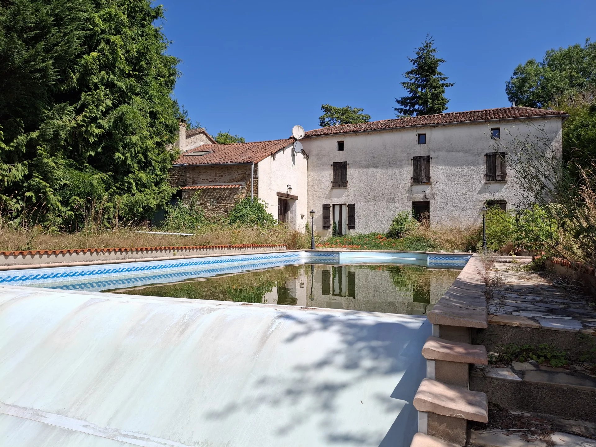 Substantial house with infinity pool and land to renovate, Limousin – France – BVI80579