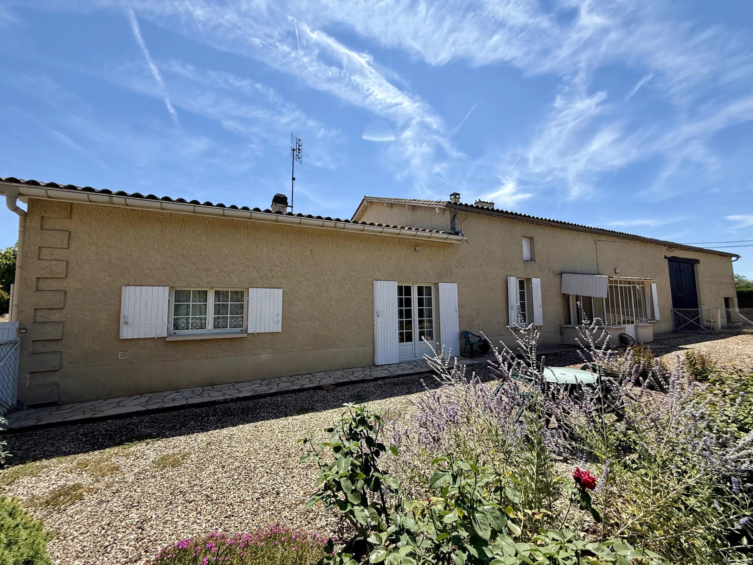 Stone house with outbuildings set in over 6 hectares, Aquitaine – France – BVI82023