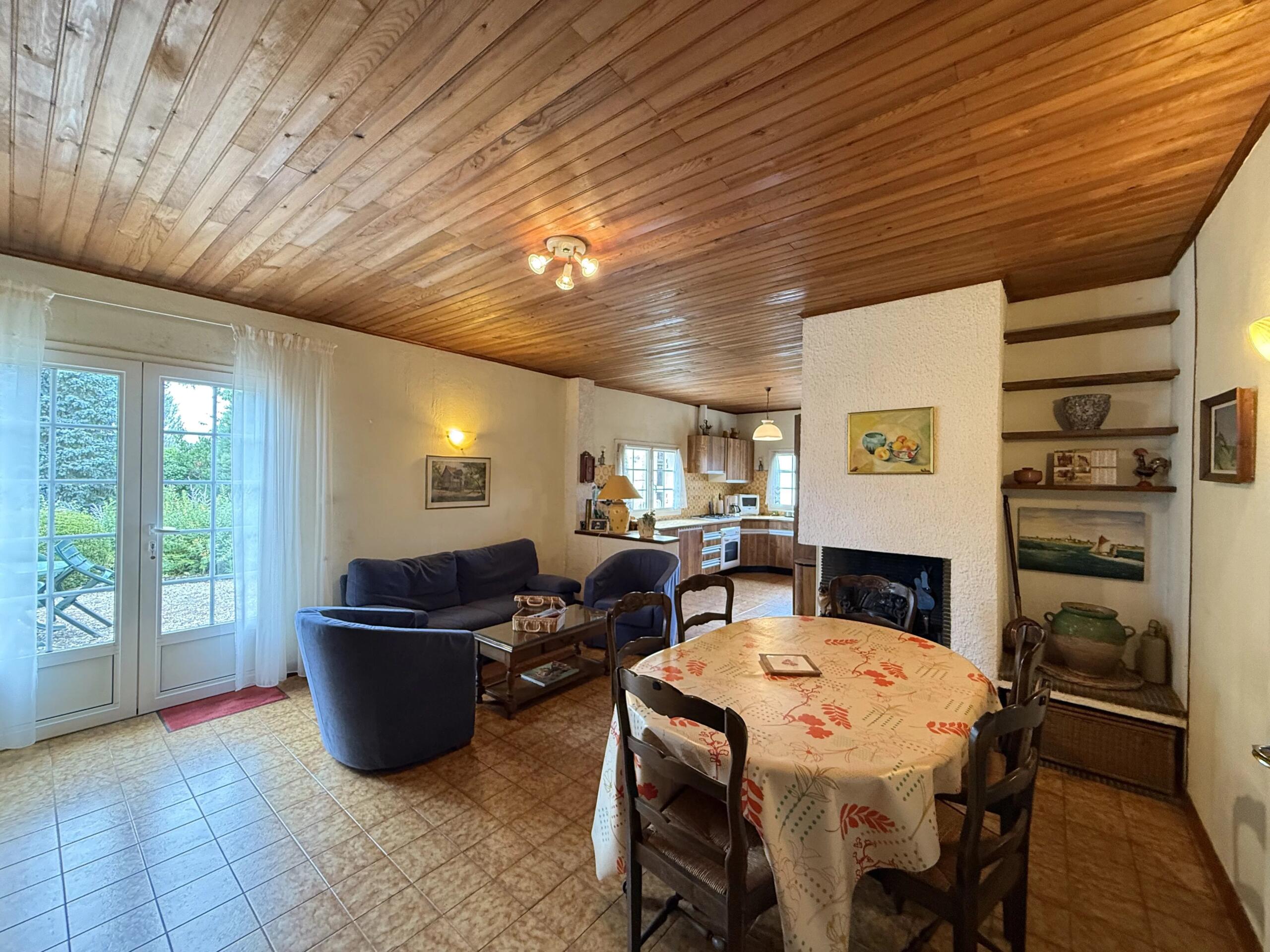 Stone house with outbuildings set in over 6 hectares, Aquitaine – France – BVI82023