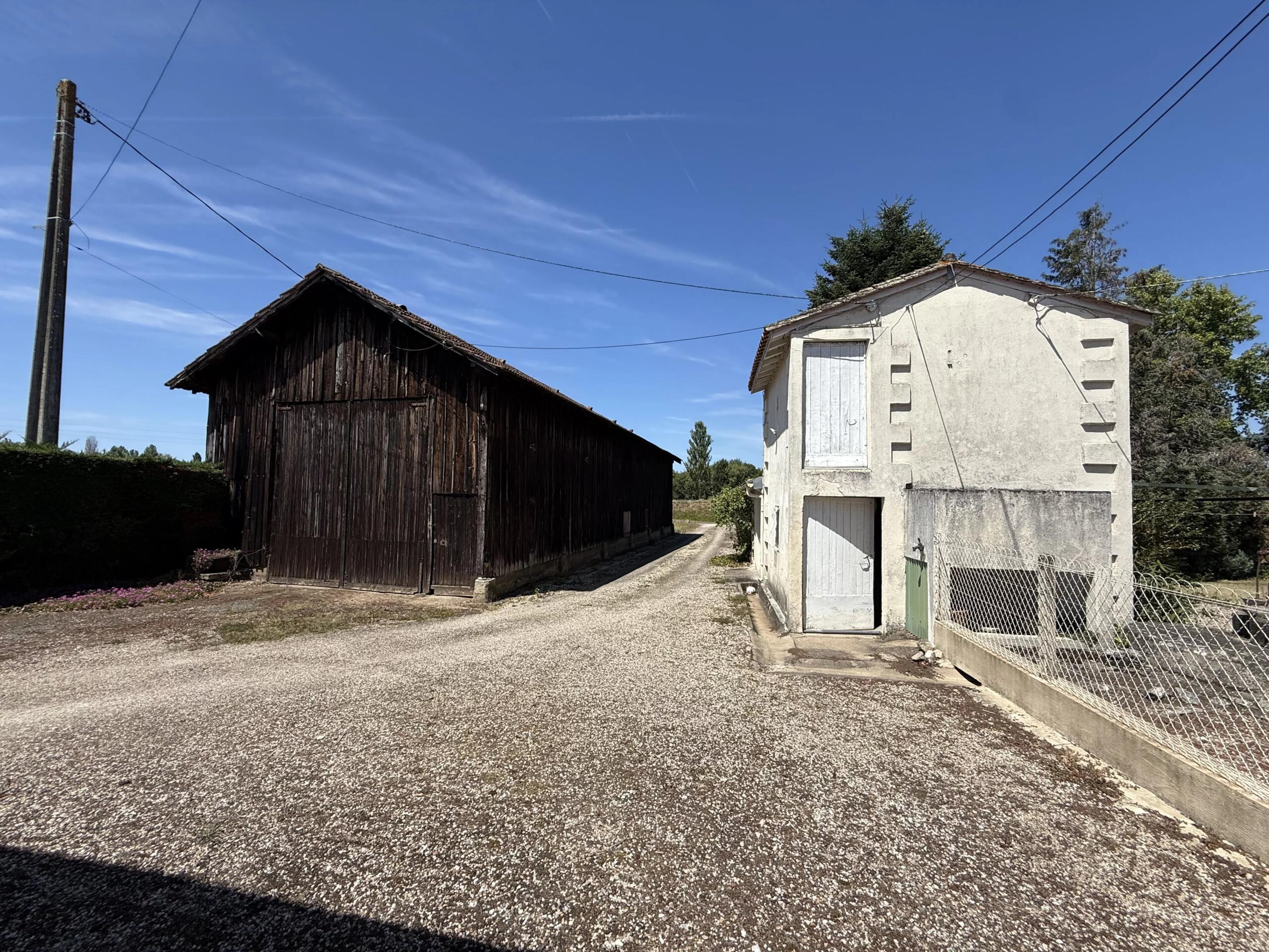Stone house with outbuildings set in over 6 hectares, Aquitaine – France – BVI82023