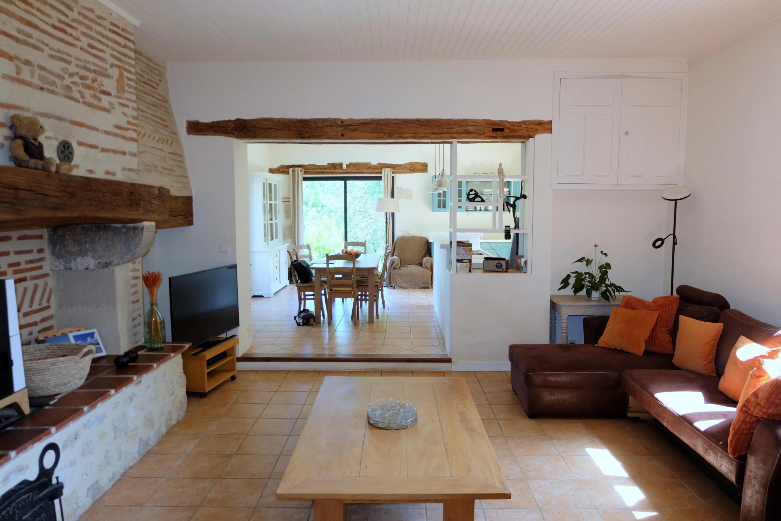 Impressive stone property with pool and private gardens, Aquitaine – France – BVI81465