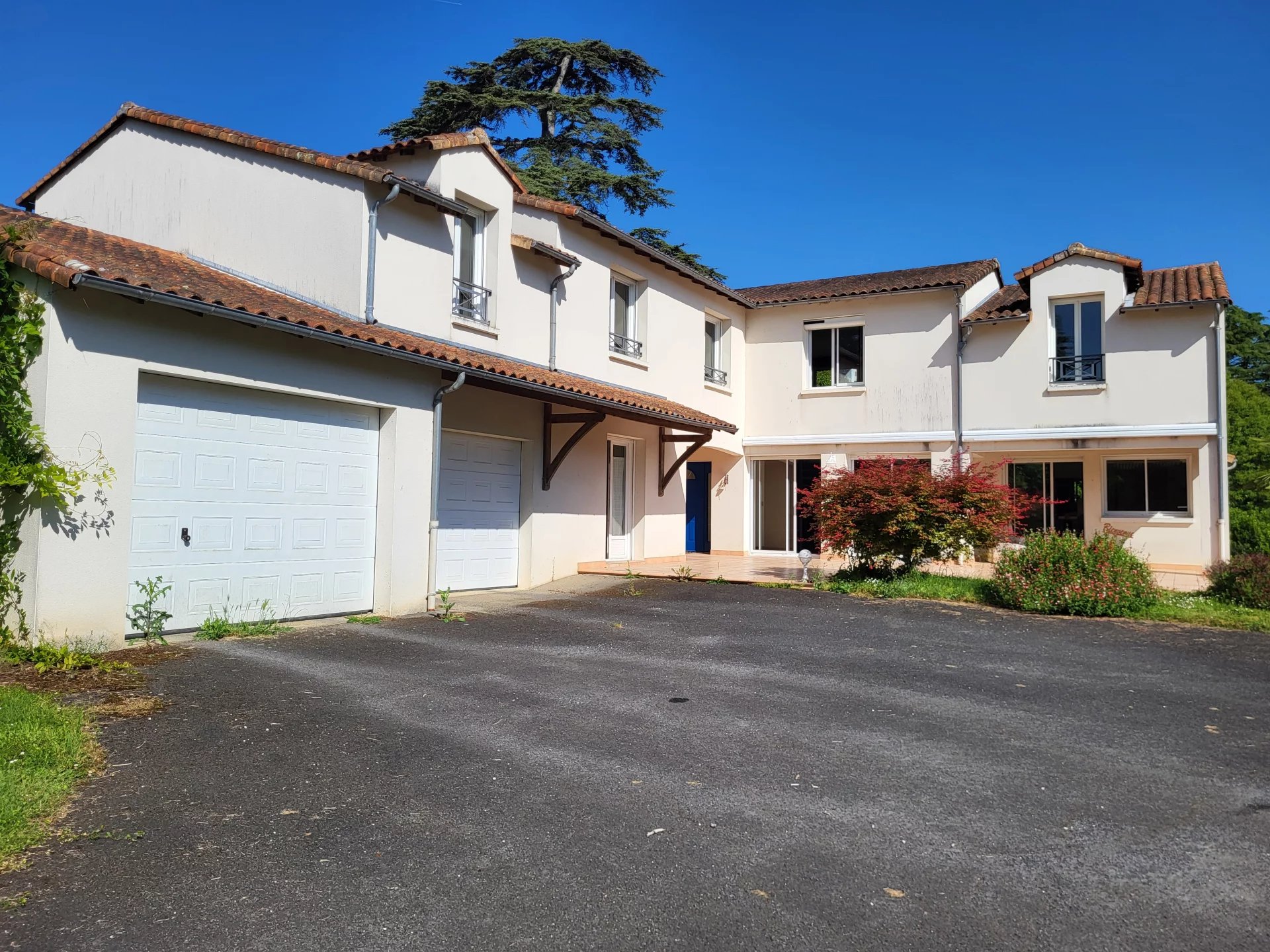 Modern 5-bed house with ground-floor bedroom on 8 ha with lake, Poitou-Charentes – France – BVI80847