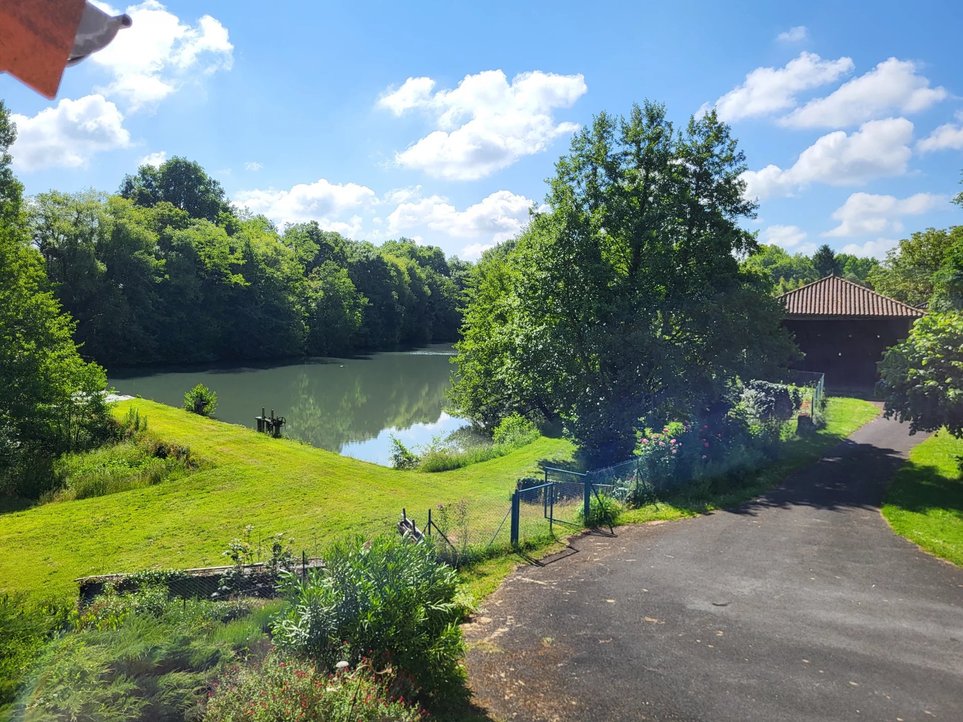 Modern 5-bed house with ground-floor bedroom on 8 ha with lake, Poitou-Charentes – France – BVI80847