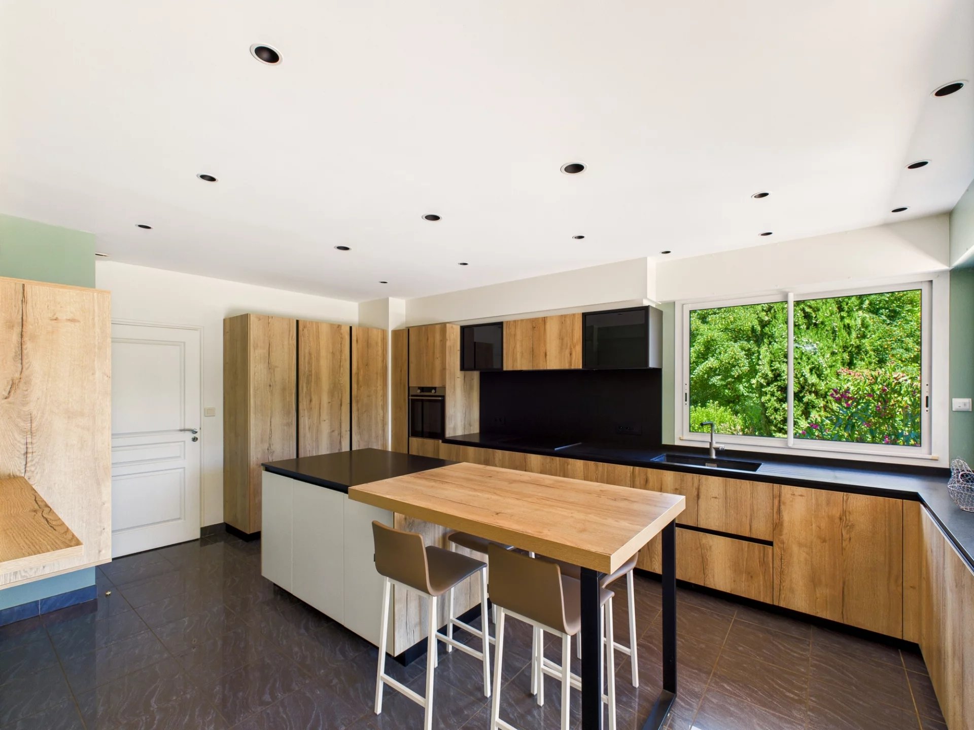 Modern 5-bed house with ground-floor bedroom on 8 ha with lake, Poitou-Charentes – France – BVI80847