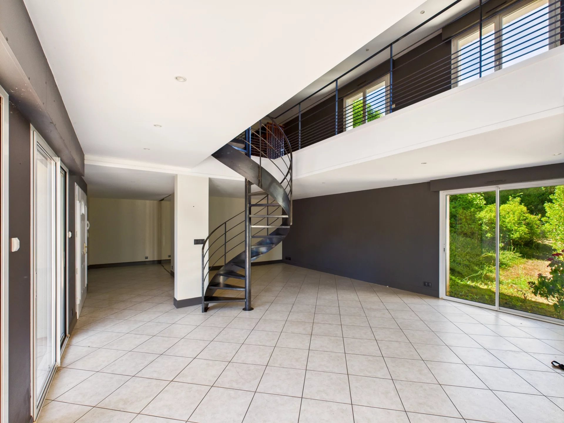 Modern 5-bed house with ground-floor bedroom on 8 ha with lake, Poitou-Charentes – France – BVI80847