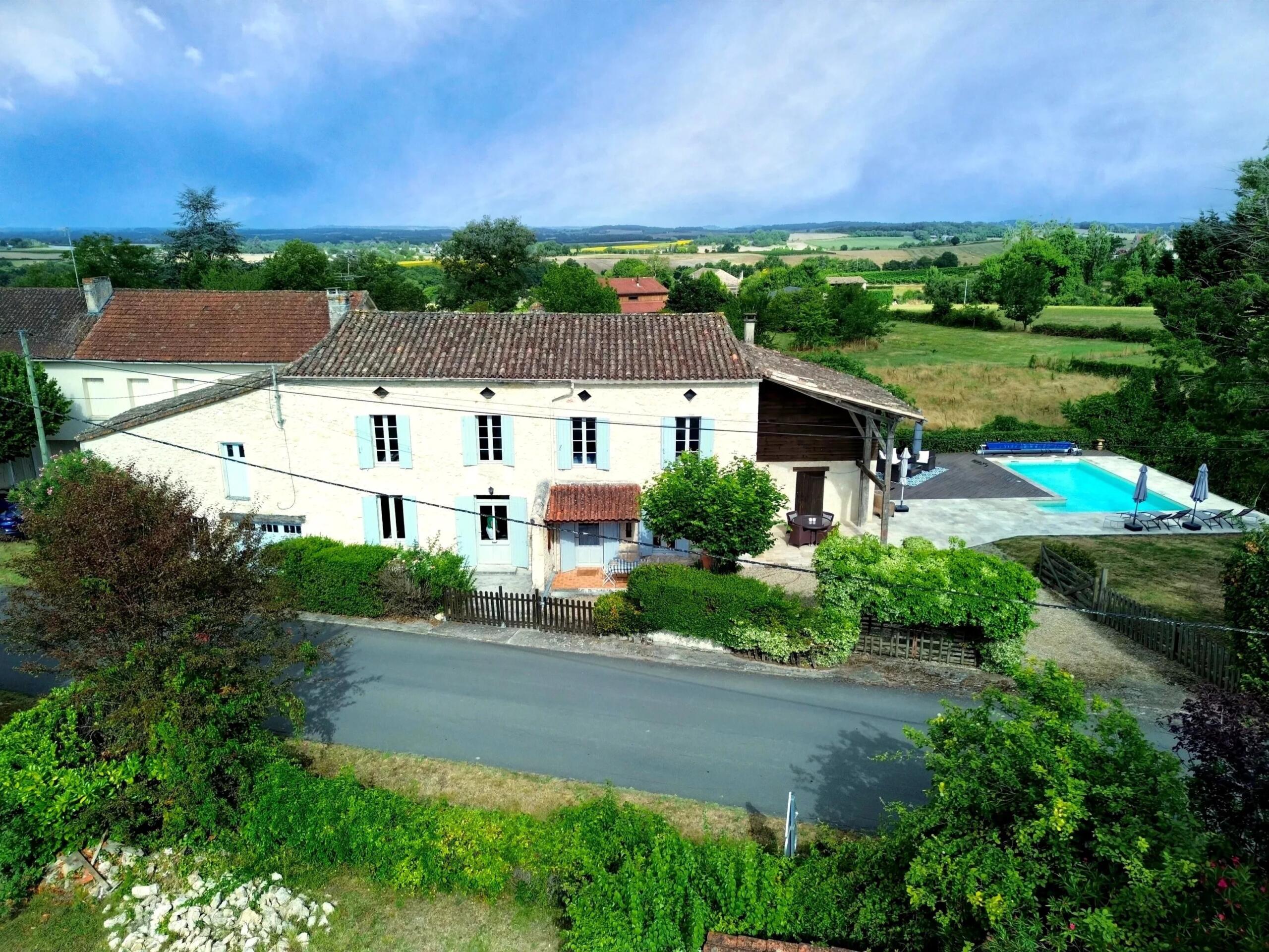 Pretty village house with heated pool, Aquitaine – France – BVI71227
