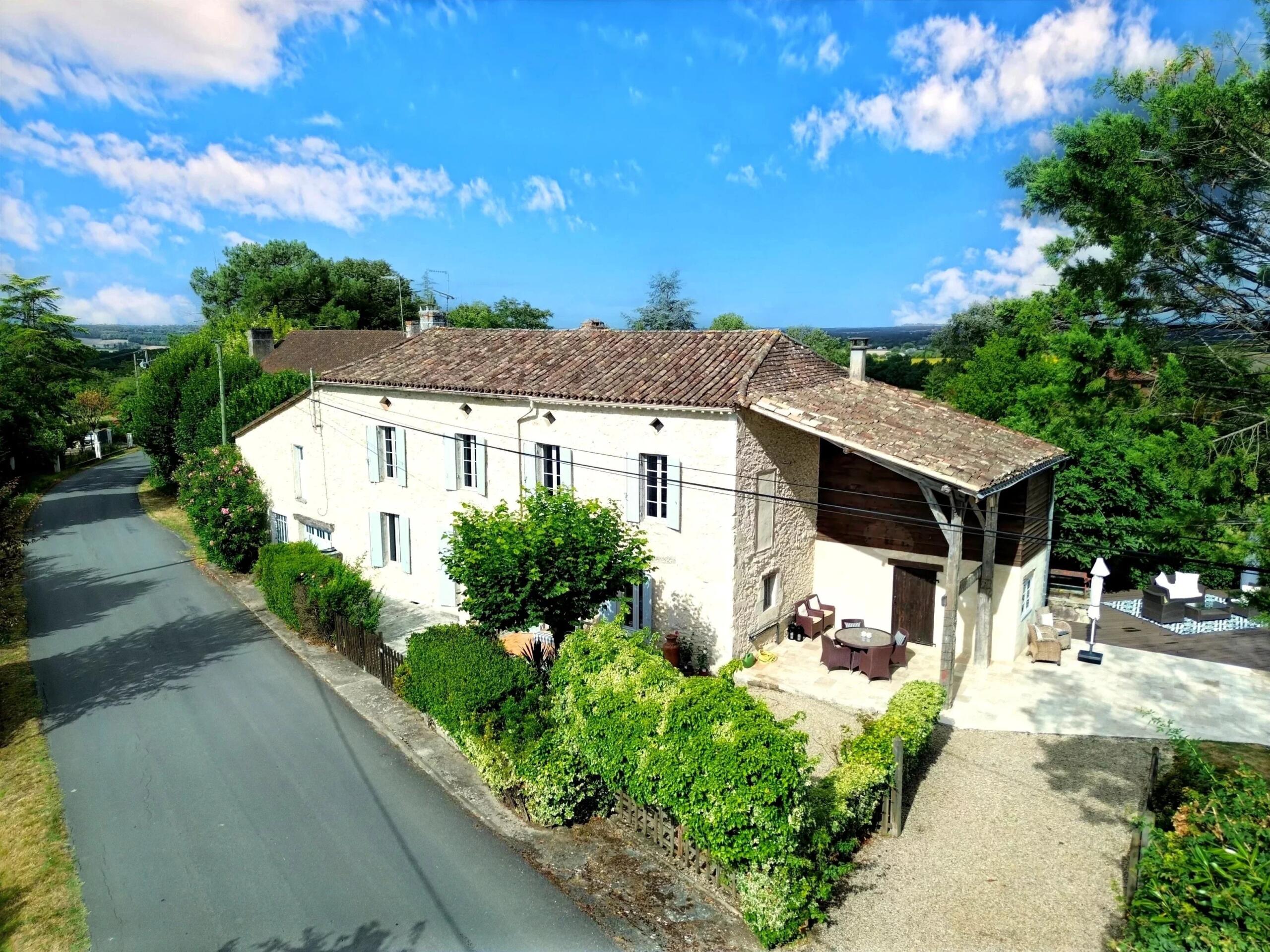 Pretty village house with heated pool, Aquitaine – France – BVI71227
