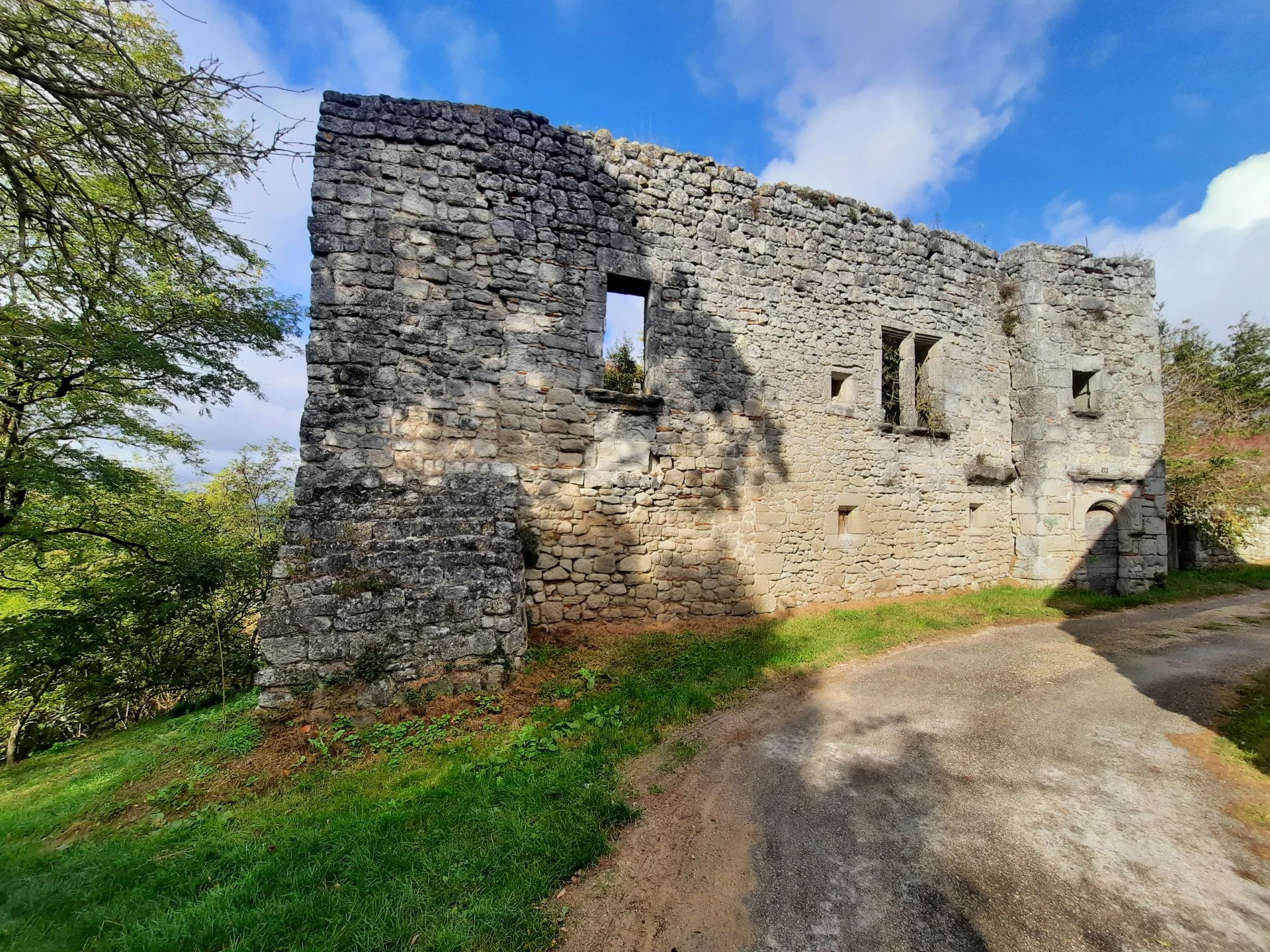 Ruins of a 13th Century castle in the heart of a bastide, Aquitaine – France – BVI62761