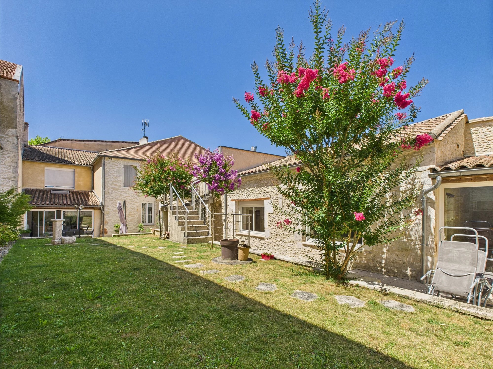 A Magnificent Large Townhouse in Eymet – Ideal for a Bed and Breakfast, Aquitaine – France – BVI79506